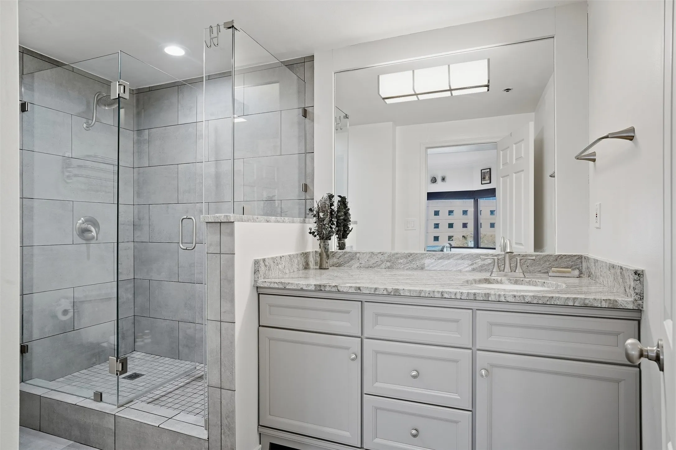 Condominium For Sale in Dallas County , 3030 Mckinney Avenue 404, Dallas, Texas 75204, 2 Bedroom, 2 Bathroom, 2 Garage spaces, 1,353 Sqft, built in 1981, mls#21390170, Real Estate Agent in Dallas, Homes For Sale in Dallas county, Homes For Sale in Dallas, Realtor in Dallas Texas, Real Estate Brokerage Independent Realty Texas, Luminita Cordes Realtor
