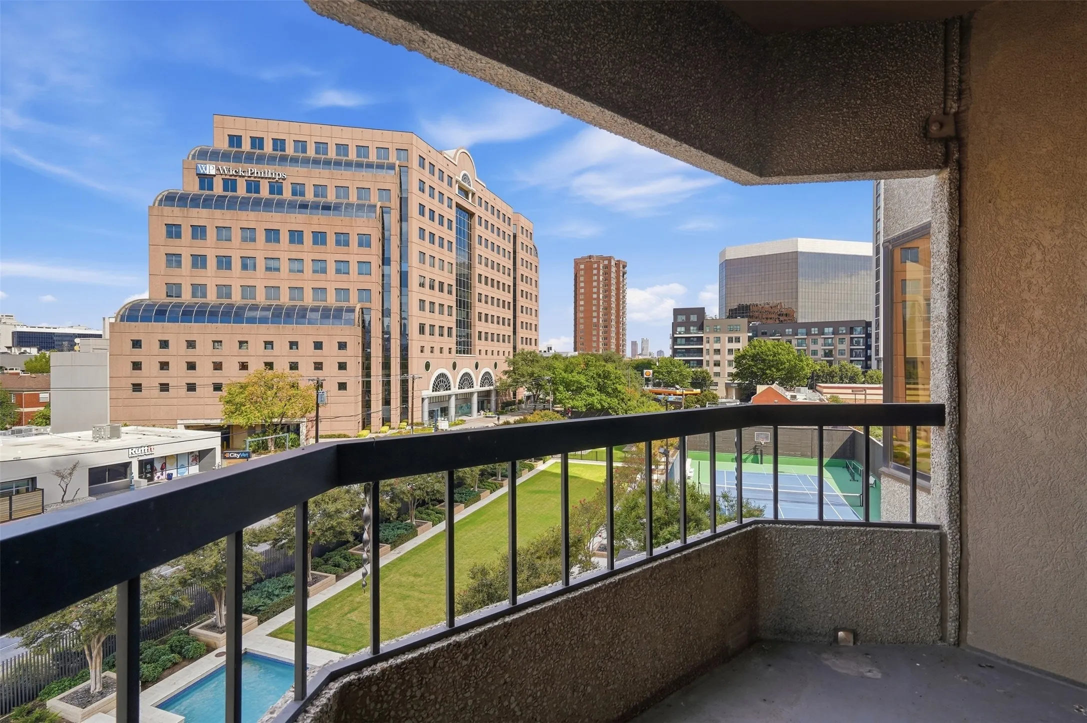 Condominium For Sale in Dallas County , 3030 Mckinney Avenue 404, Dallas, Texas 75204, 2 Bedroom, 2 Bathroom, 2 Garage spaces, 1,353 Sqft, built in 1981, mls#21390170, Real Estate Agent in Dallas, Homes For Sale in Dallas county, Homes For Sale in Dallas, Realtor in Dallas Texas, Real Estate Brokerage Independent Realty Texas, Luminita Cordes Realtor