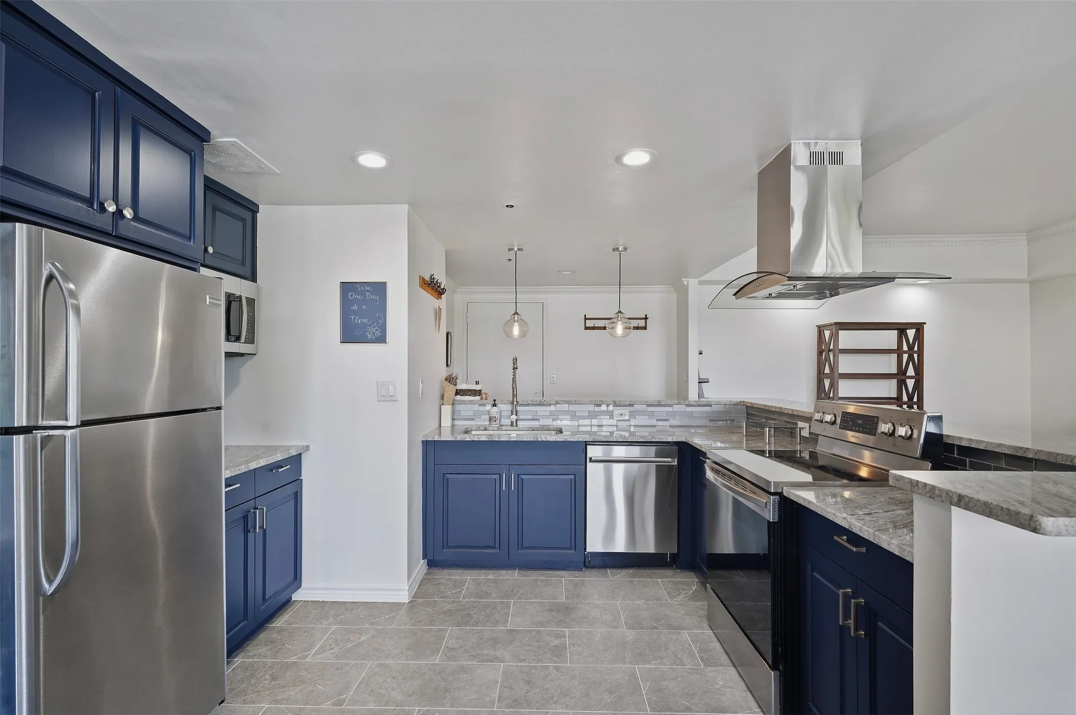 Condominium For Sale in Dallas County , 3030 Mckinney Avenue 404, Dallas, Texas 75204, 2 Bedroom, 2 Bathroom, 2 Garage spaces, 1,353 Sqft, built in 1981, mls#21390170, Real Estate Agent in Dallas, Homes For Sale in Dallas county, Homes For Sale in Dallas, Realtor in Dallas Texas, Real Estate Brokerage Independent Realty Texas, Luminita Cordes Realtor