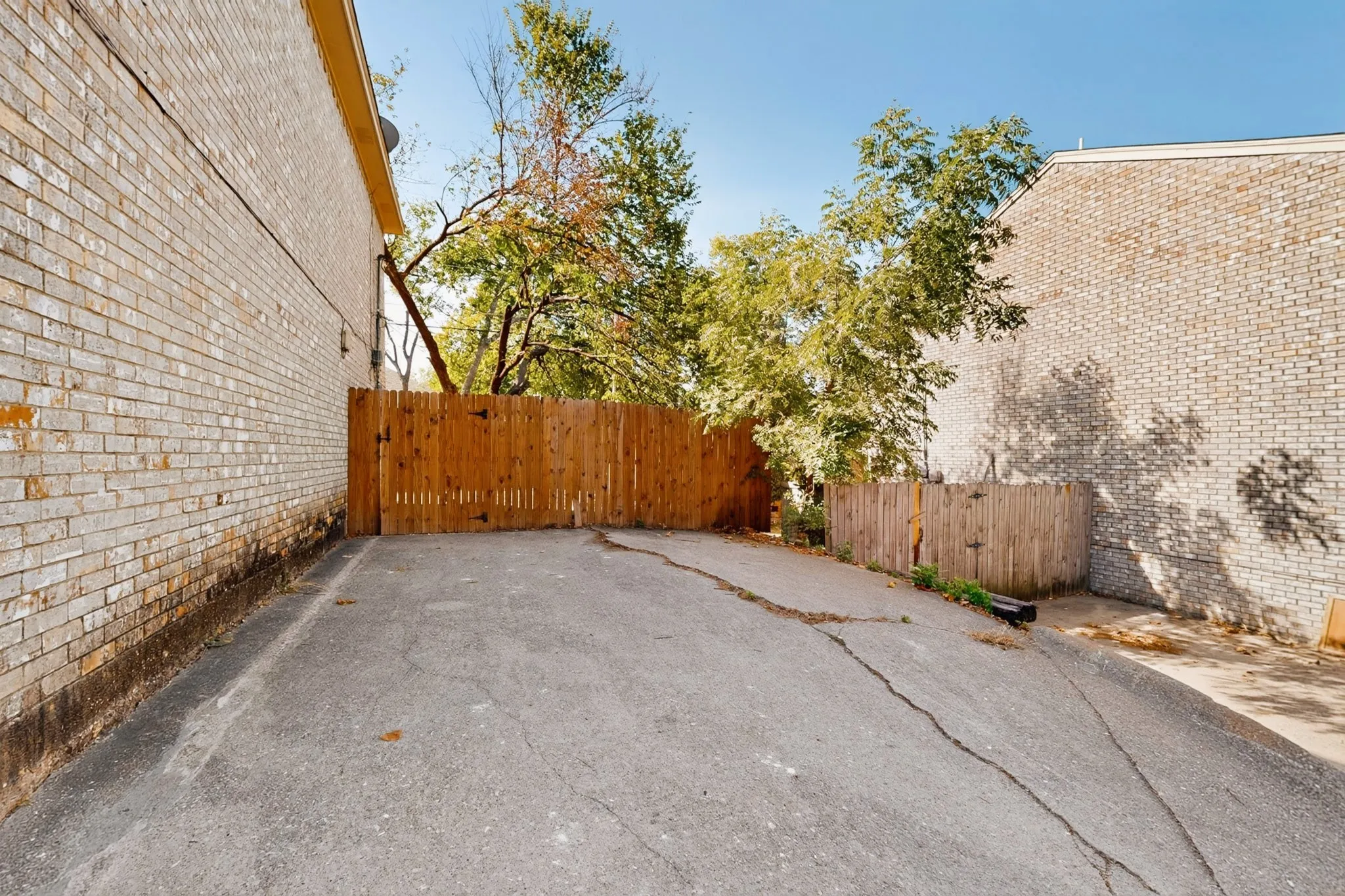 Single Family Residence For Sale in Dallas County , 130 Graystone Place, Duncanville, Texas 75137, 2 Bedroom, 2 Bathroom, Garage spaces, 1,024 Sqft, built in 1982, mls#21387514, Real Estate Agent in Duncanville, Homes For Sale in Dallas county, Homes For Sale in Duncanville, Realtor in Duncanville Texas, Real Estate Brokerage Independent Realty Texas, Luminita Cordes Realtor