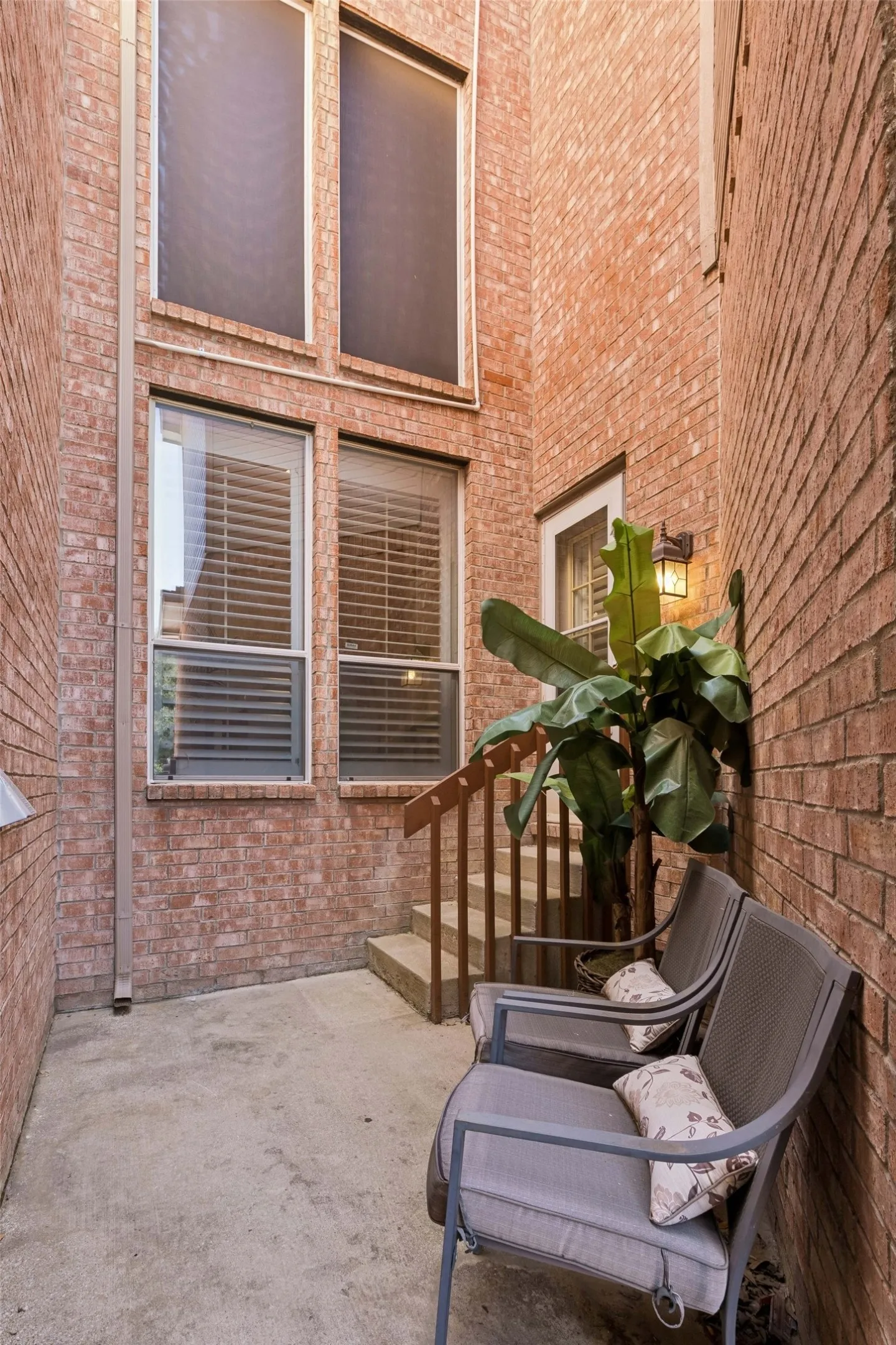 Townhouse For Sale in Denton County , 1748 Massey Drive, Lewisville, Texas 75067, 3 Bedroom, 3 Bathroom, 2 Garage spaces, 1,804 Sqft, built in 2002, mls#21386034, Real Estate Agent in Lewisville, Homes For Sale in Denton county, Homes For Sale in Lewisville, Realtor in Lewisville Texas, Real Estate Brokerage Independent Realty Texas, Luminita Cordes Realtor