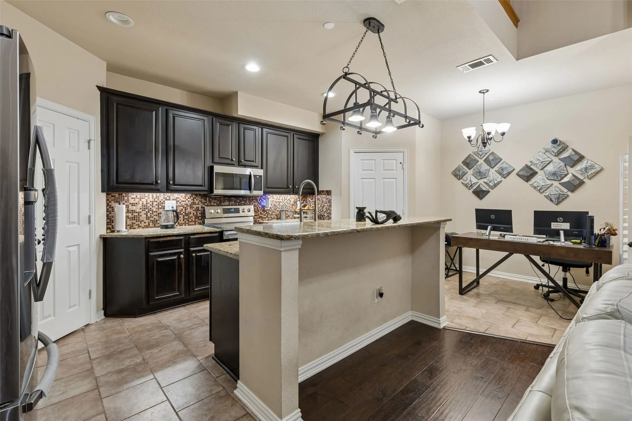 Townhouse For Sale in Denton County , 1748 Massey Drive, Lewisville, Texas 75067, 3 Bedroom, 3 Bathroom, 2 Garage spaces, 1,804 Sqft, built in 2002, mls#21386034, Real Estate Agent in Lewisville, Homes For Sale in Denton county, Homes For Sale in Lewisville, Realtor in Lewisville Texas, Real Estate Brokerage Independent Realty Texas, Luminita Cordes Realtor