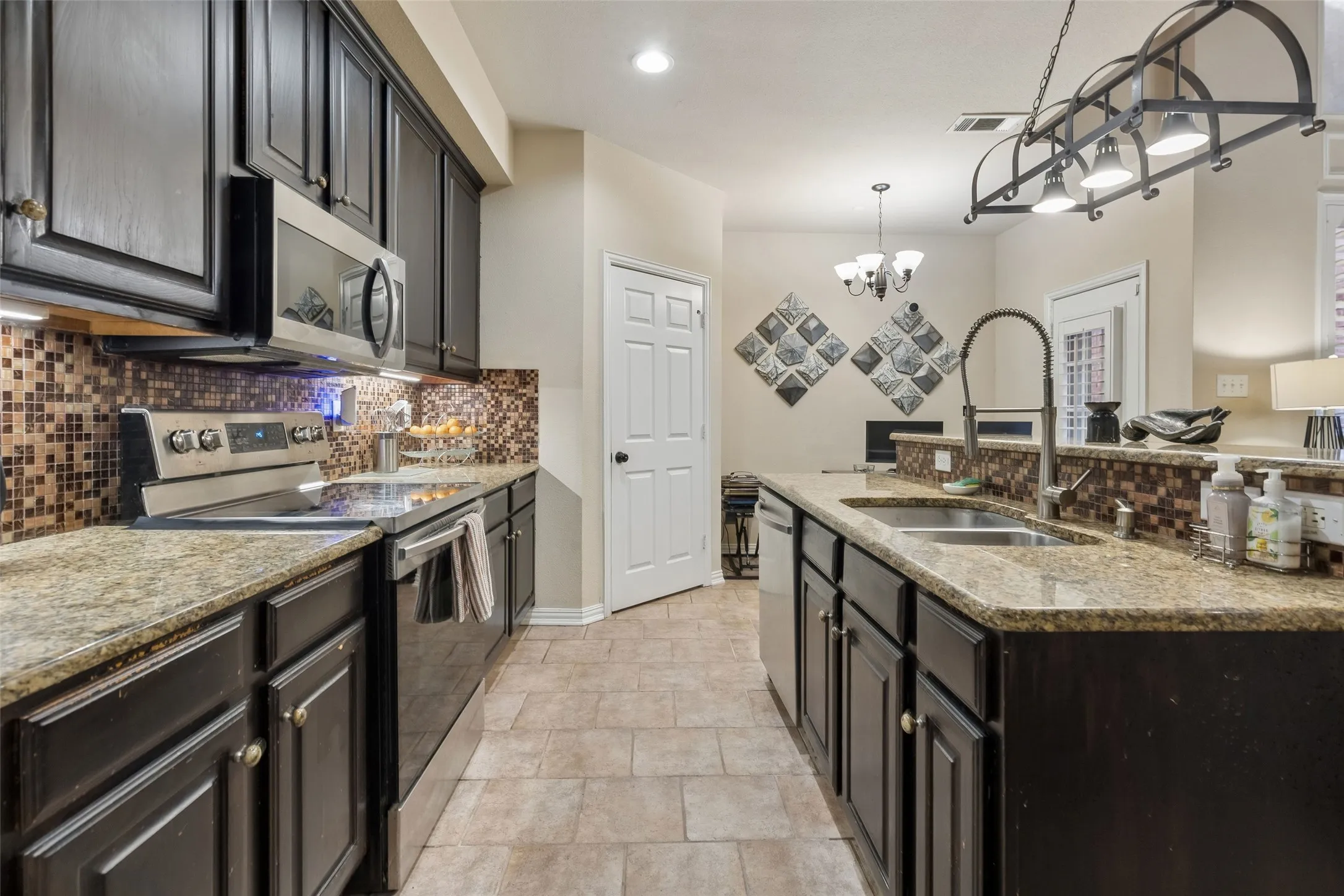 Townhouse For Sale in Denton County , 1748 Massey Drive, Lewisville, Texas 75067, 3 Bedroom, 3 Bathroom, 2 Garage spaces, 1,804 Sqft, built in 2002, mls#21386034, Real Estate Agent in Lewisville, Homes For Sale in Denton county, Homes For Sale in Lewisville, Realtor in Lewisville Texas, Real Estate Brokerage Independent Realty Texas, Luminita Cordes Realtor