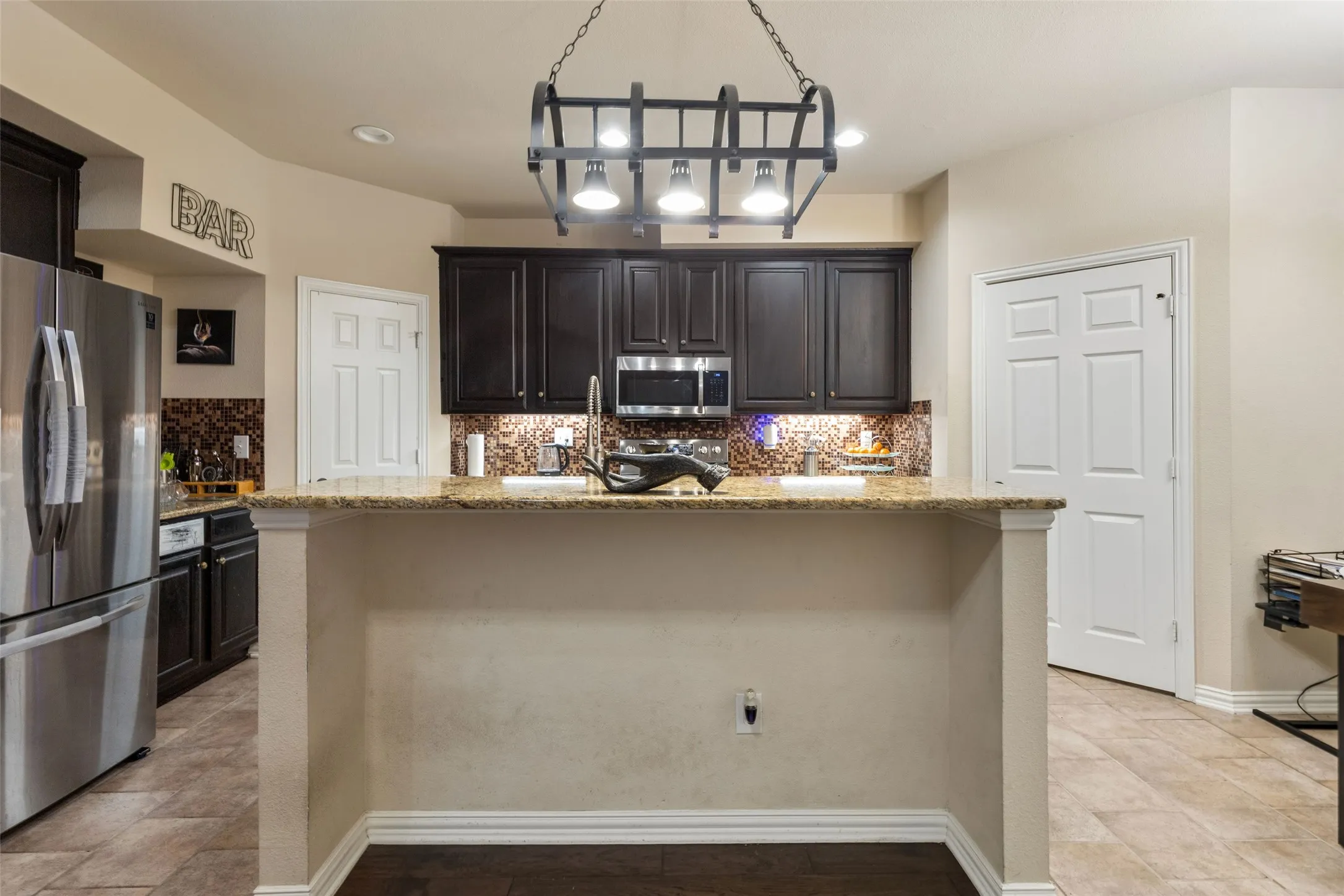 Townhouse For Sale in Denton County , 1748 Massey Drive, Lewisville, Texas 75067, 3 Bedroom, 3 Bathroom, 2 Garage spaces, 1,804 Sqft, built in 2002, mls#21386034, Real Estate Agent in Lewisville, Homes For Sale in Denton county, Homes For Sale in Lewisville, Realtor in Lewisville Texas, Real Estate Brokerage Independent Realty Texas, Luminita Cordes Realtor
