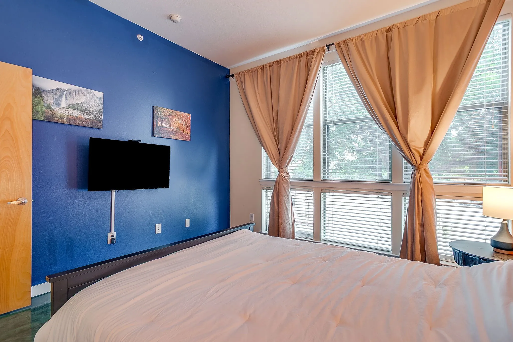 Condominium For Sale in Tarrant County , 201 W Lancaster Avenue 208, Fort Worth, Texas 76102, 1 Bedroom, 1 Bathroom, 2 Garage spaces, 778 Sqft, built in 2005, mls#21390166, Real Estate Agent in Fort Worth, Homes For Sale in Tarrant county, Homes For Sale in Fort Worth, Realtor in Fort Worth Texas, Real Estate Brokerage Independent Realty Texas, Luminita Cordes Realtor
