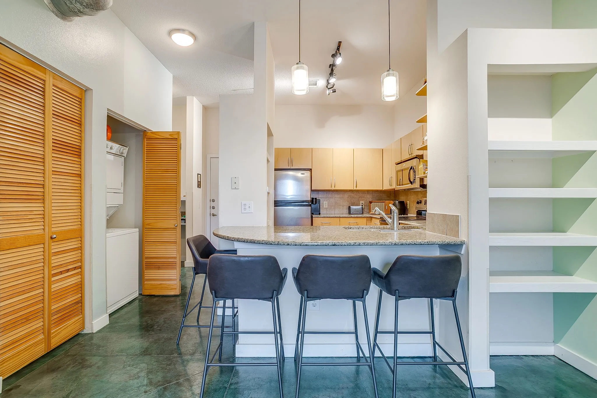 Condominium For Sale in Tarrant County , 201 W Lancaster Avenue 208, Fort Worth, Texas 76102, 1 Bedroom, 1 Bathroom, 2 Garage spaces, 778 Sqft, built in 2005, mls#21390166, Real Estate Agent in Fort Worth, Homes For Sale in Tarrant county, Homes For Sale in Fort Worth, Realtor in Fort Worth Texas, Real Estate Brokerage Independent Realty Texas, Luminita Cordes Realtor
