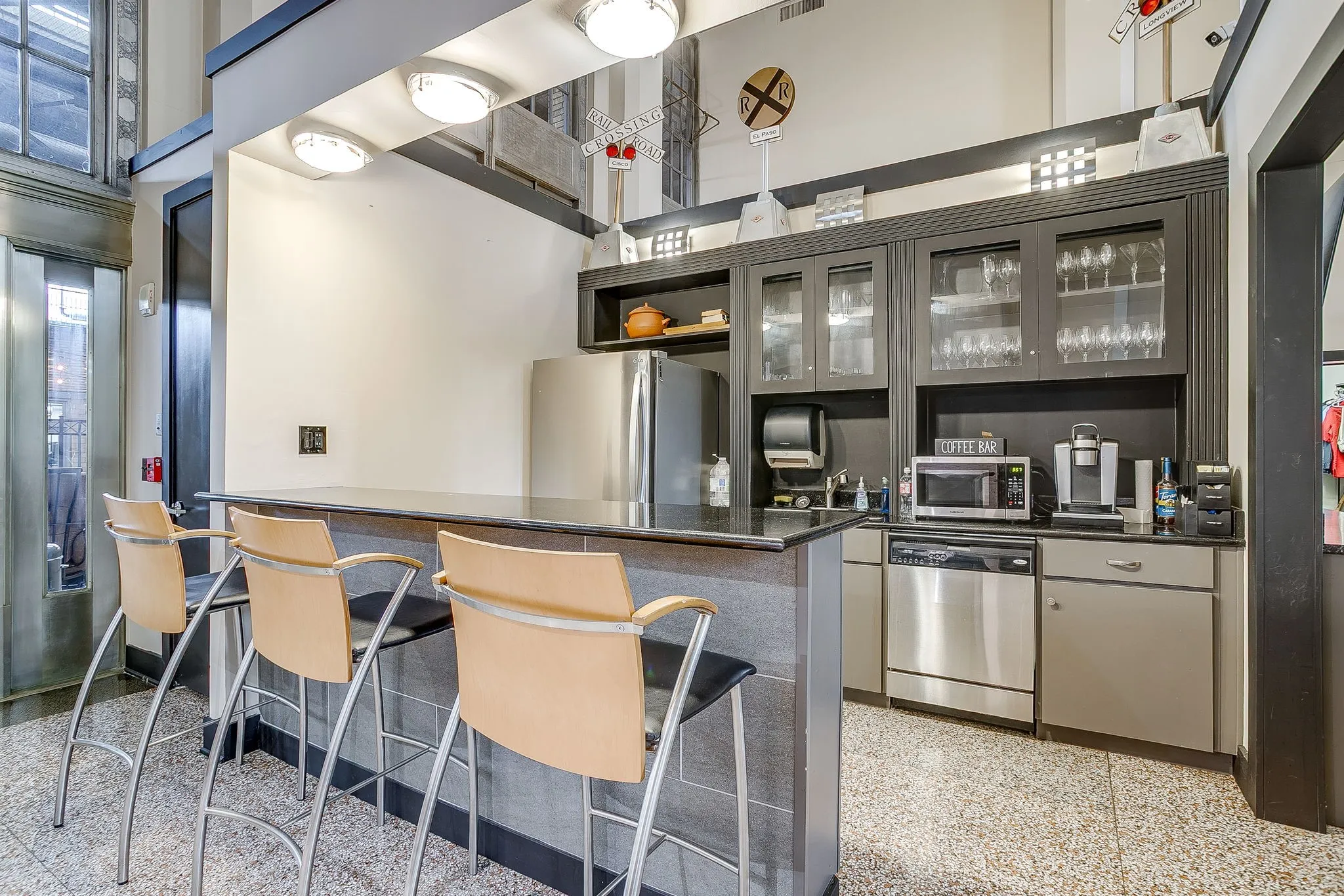 Condominium For Sale in Tarrant County , 201 W Lancaster Avenue 208, Fort Worth, Texas 76102, 1 Bedroom, 1 Bathroom, 2 Garage spaces, 778 Sqft, built in 2005, mls#21390166, Real Estate Agent in Fort Worth, Homes For Sale in Tarrant county, Homes For Sale in Fort Worth, Realtor in Fort Worth Texas, Real Estate Brokerage Independent Realty Texas, Luminita Cordes Realtor