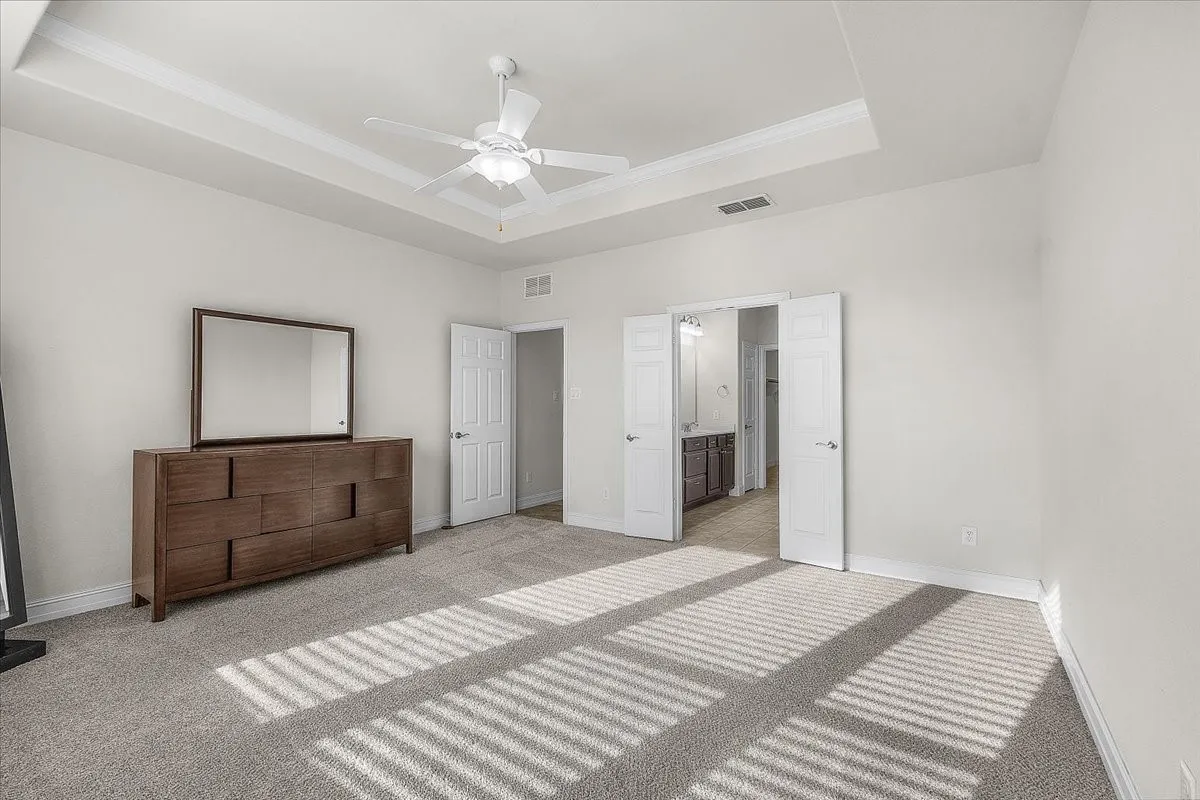 Tray ceiling with a ceiling fan