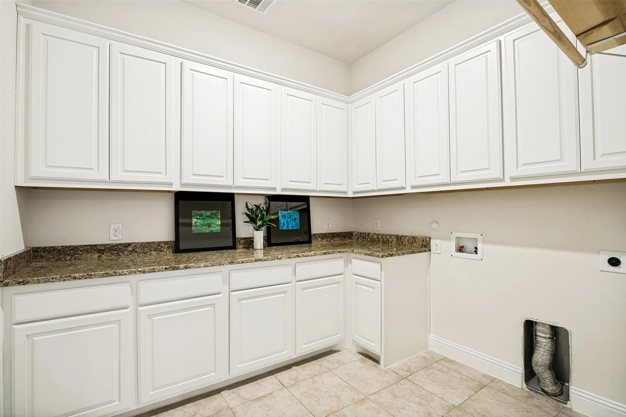 Single Family Residence For Sale in Rockwall County , 2618 Long Common, Rockwall, Texas 75032, 4 Bedroom, 2 Bathroom, 2 Garage spaces, 2,688 Sqft, built in 2019, mls#21390159, Real Estate Agent in Rockwall, Homes For Sale in Rockwall county, Homes For Sale in Rockwall, Realtor in Rockwall Texas, Real Estate Brokerage Independent Realty Texas, Luminita Cordes Realtor