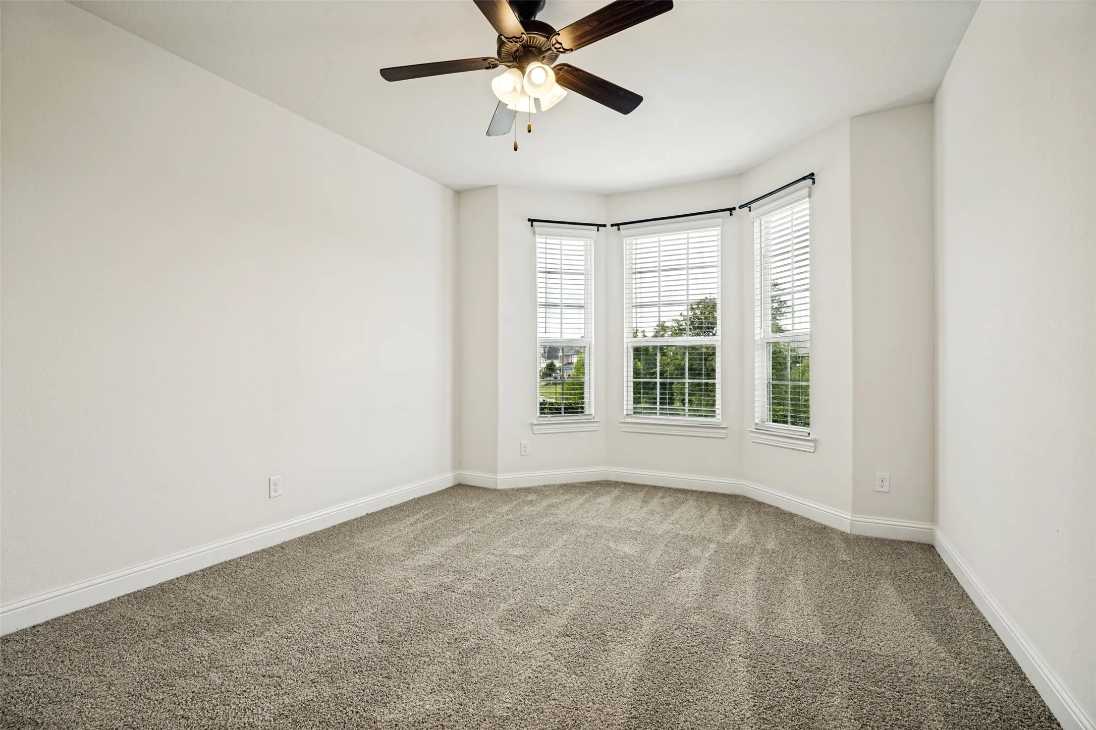 Single Family Residence For Sale in Rockwall County , 2618 Long Common, Rockwall, Texas 75032, 4 Bedroom, 2 Bathroom, 2 Garage spaces, 2,688 Sqft, built in 2019, mls#21390159, Real Estate Agent in Rockwall, Homes For Sale in Rockwall county, Homes For Sale in Rockwall, Realtor in Rockwall Texas, Real Estate Brokerage Independent Realty Texas, Luminita Cordes Realtor