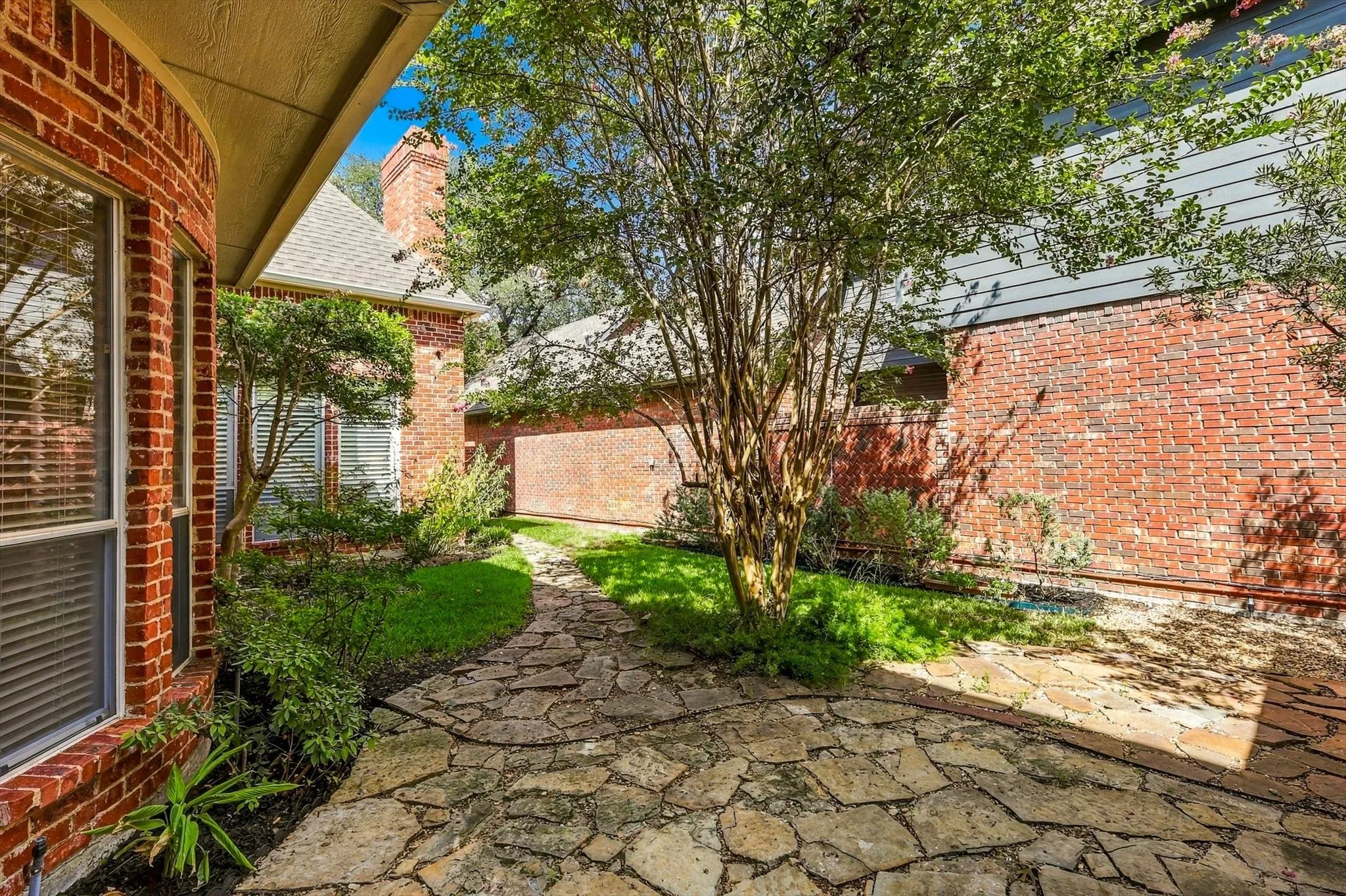 Single Family Residence For Sale in Dallas County , 14762 Bedivere Court, Addison, Texas 75254, 4 Bedroom, 3 Bathroom, 2 Garage spaces, 3,946 Sqft, built in 1995, mls#21385839, Real Estate Agent in Addison, Homes For Sale in Dallas county, Homes For Sale in Addison, Realtor in Addison Texas, Real Estate Brokerage Independent Realty Texas, Luminita Cordes Realtor
