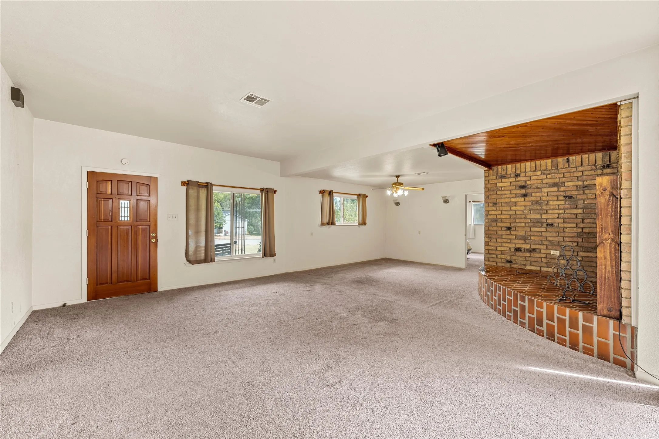Single Family Residence For Sale in Bosque County , 1314 W 9th Street, Clifton, Texas 76634, 2 Bedroom, 2 Bathroom, Garage spaces, 1,317 Sqft, built in 1940, mls#21388270, Real Estate Agent in Clifton, Homes For Sale in Bosque county, Homes For Sale in Clifton, Realtor in Clifton Texas, Real Estate Brokerage Independent Realty Texas, Luminita Cordes Realtor