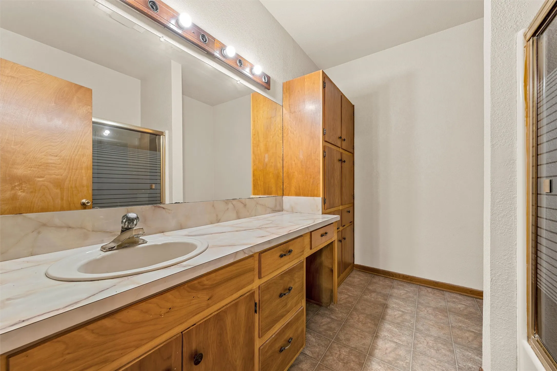 Single Family Residence For Sale in Bosque County , 1314 W 9th Street, Clifton, Texas 76634, 2 Bedroom, 2 Bathroom, Garage spaces, 1,317 Sqft, built in 1940, mls#21388270, Real Estate Agent in Clifton, Homes For Sale in Bosque county, Homes For Sale in Clifton, Realtor in Clifton Texas, Real Estate Brokerage Independent Realty Texas, Luminita Cordes Realtor