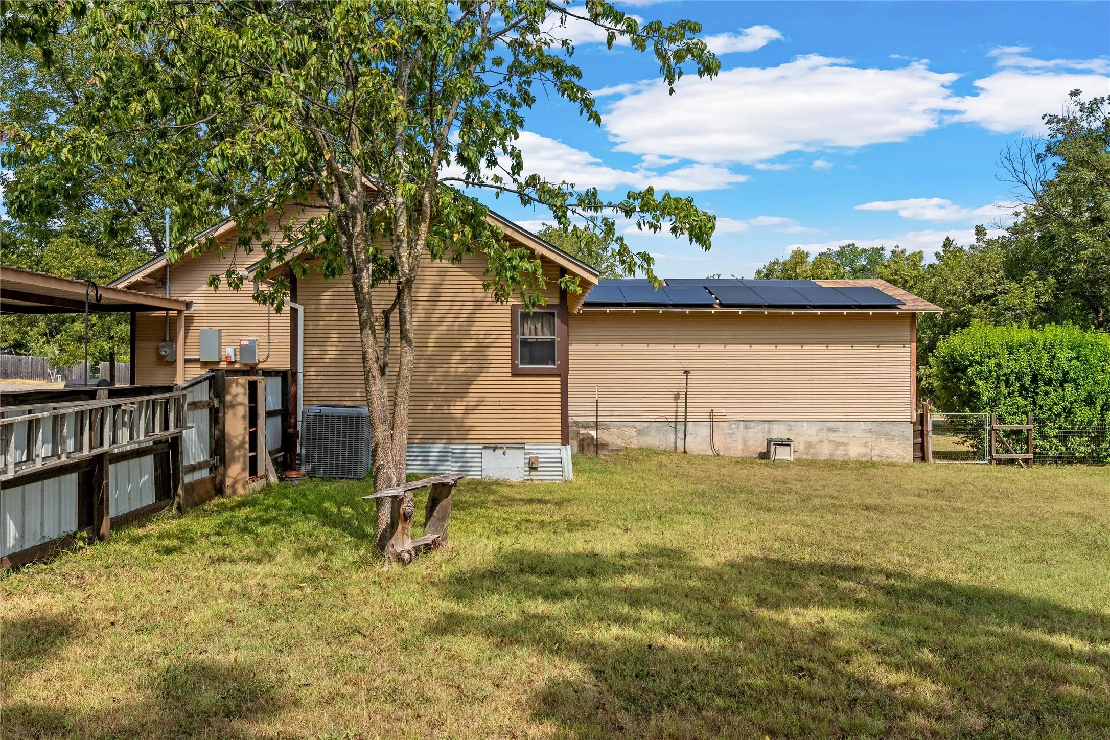 Single Family Residence For Sale in Bosque County , 1314 W 9th Street, Clifton, Texas 76634, 2 Bedroom, 2 Bathroom, Garage spaces, 1,317 Sqft, built in 1940, mls#21388270, Real Estate Agent in Clifton, Homes For Sale in Bosque county, Homes For Sale in Clifton, Realtor in Clifton Texas, Real Estate Brokerage Independent Realty Texas, Luminita Cordes Realtor