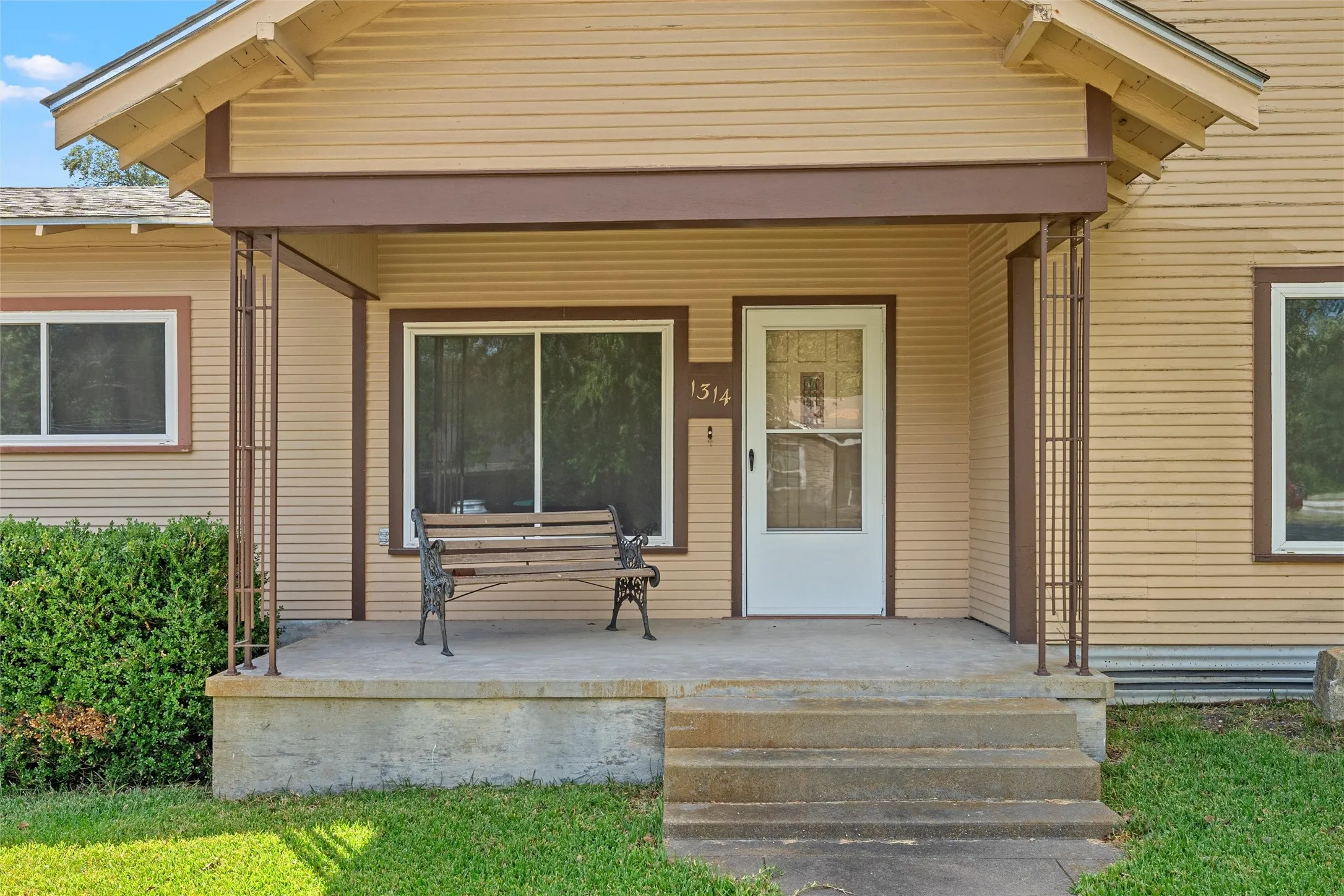 Single Family Residence For Sale in Bosque County , 1314 W 9th Street, Clifton, Texas 76634, 2 Bedroom, 2 Bathroom, Garage spaces, 1,317 Sqft, built in 1940, mls#21388270, Real Estate Agent in Clifton, Homes For Sale in Bosque county, Homes For Sale in Clifton, Realtor in Clifton Texas, Real Estate Brokerage Independent Realty Texas, Luminita Cordes Realtor