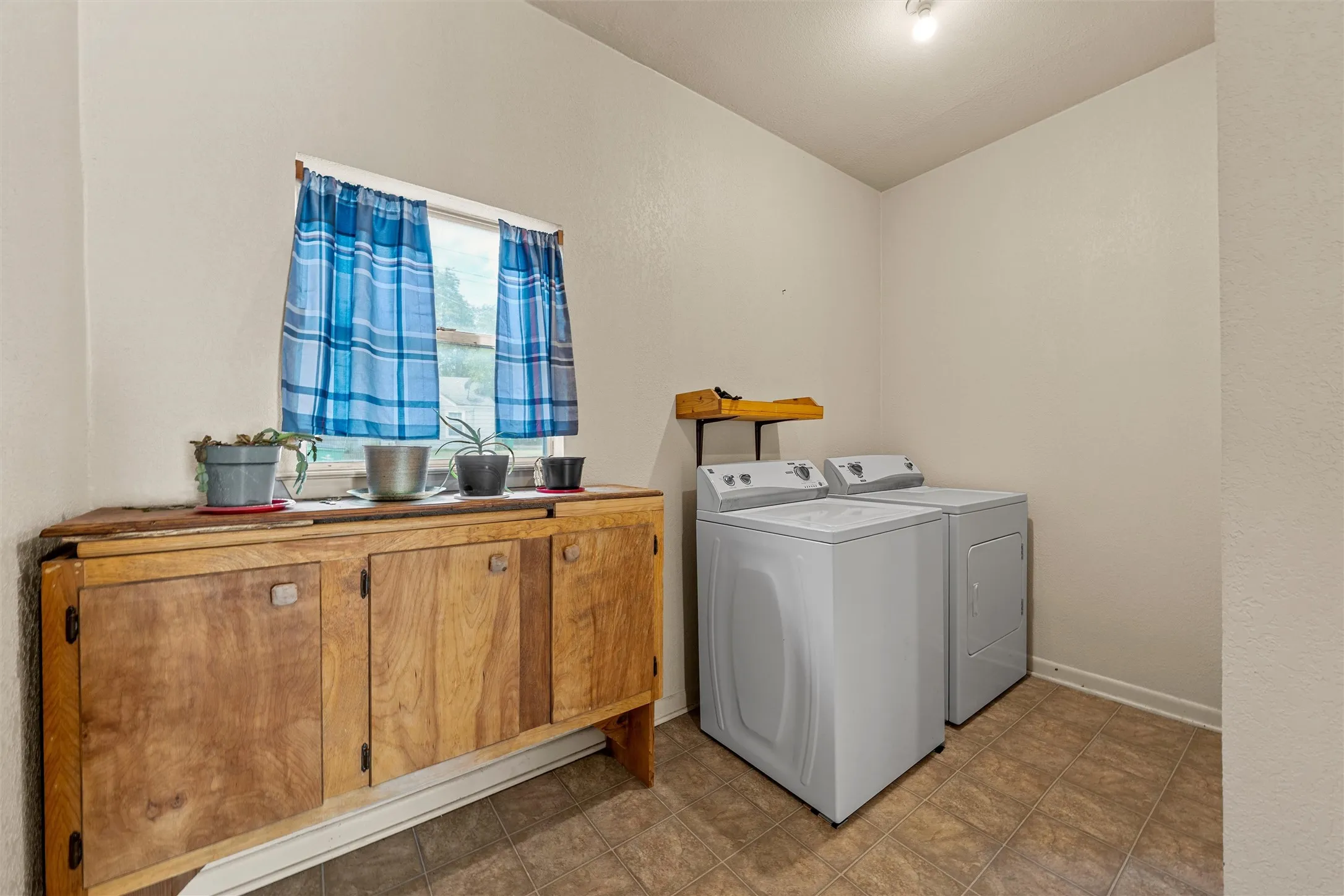 Single Family Residence For Sale in Bosque County , 1314 W 9th Street, Clifton, Texas 76634, 2 Bedroom, 2 Bathroom, Garage spaces, 1,317 Sqft, built in 1940, mls#21388270, Real Estate Agent in Clifton, Homes For Sale in Bosque county, Homes For Sale in Clifton, Realtor in Clifton Texas, Real Estate Brokerage Independent Realty Texas, Luminita Cordes Realtor