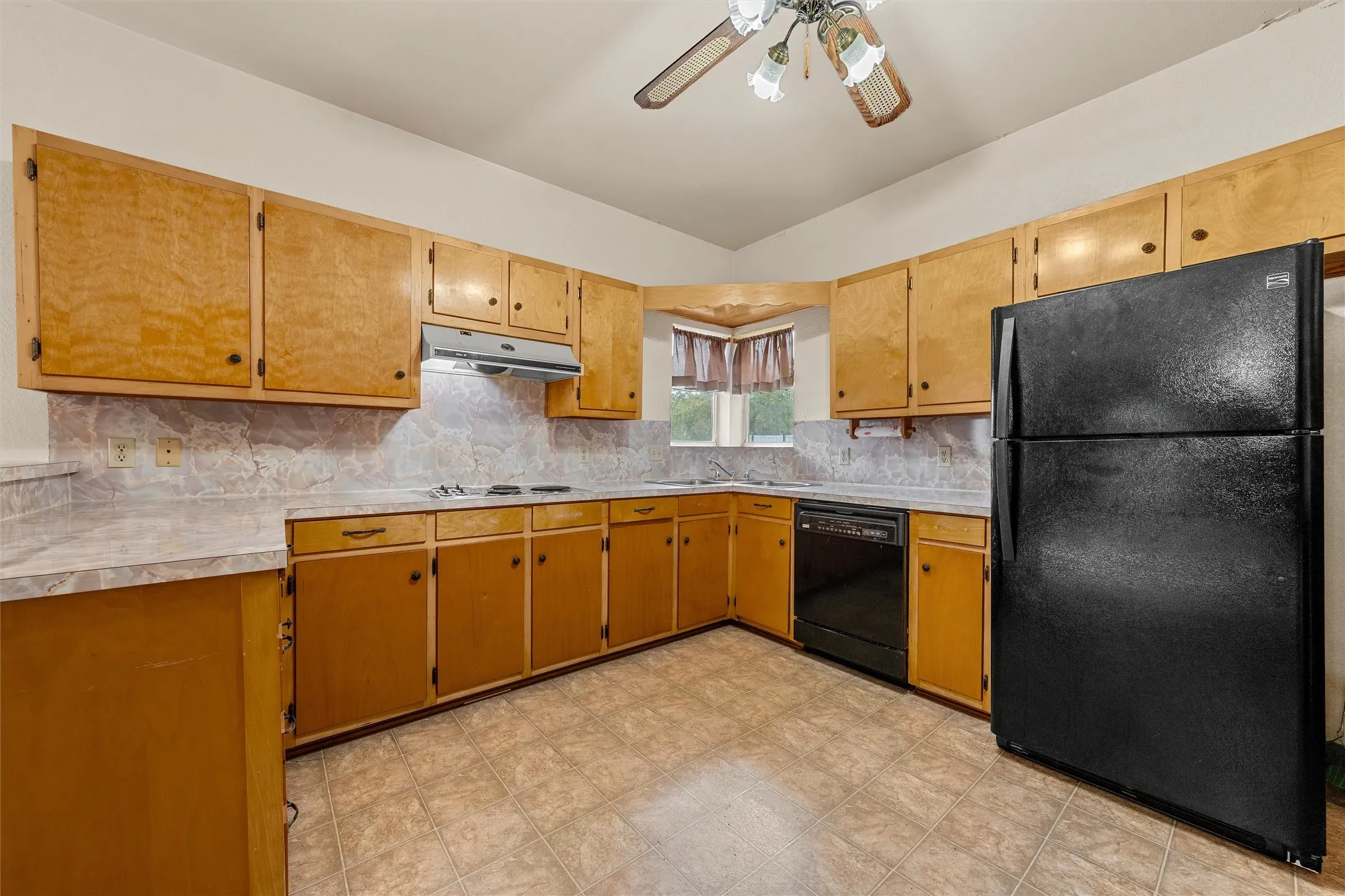 Single Family Residence For Sale in Bosque County , 1314 W 9th Street, Clifton, Texas 76634, 2 Bedroom, 2 Bathroom, Garage spaces, 1,317 Sqft, built in 1940, mls#21388270, Real Estate Agent in Clifton, Homes For Sale in Bosque county, Homes For Sale in Clifton, Realtor in Clifton Texas, Real Estate Brokerage Independent Realty Texas, Luminita Cordes Realtor