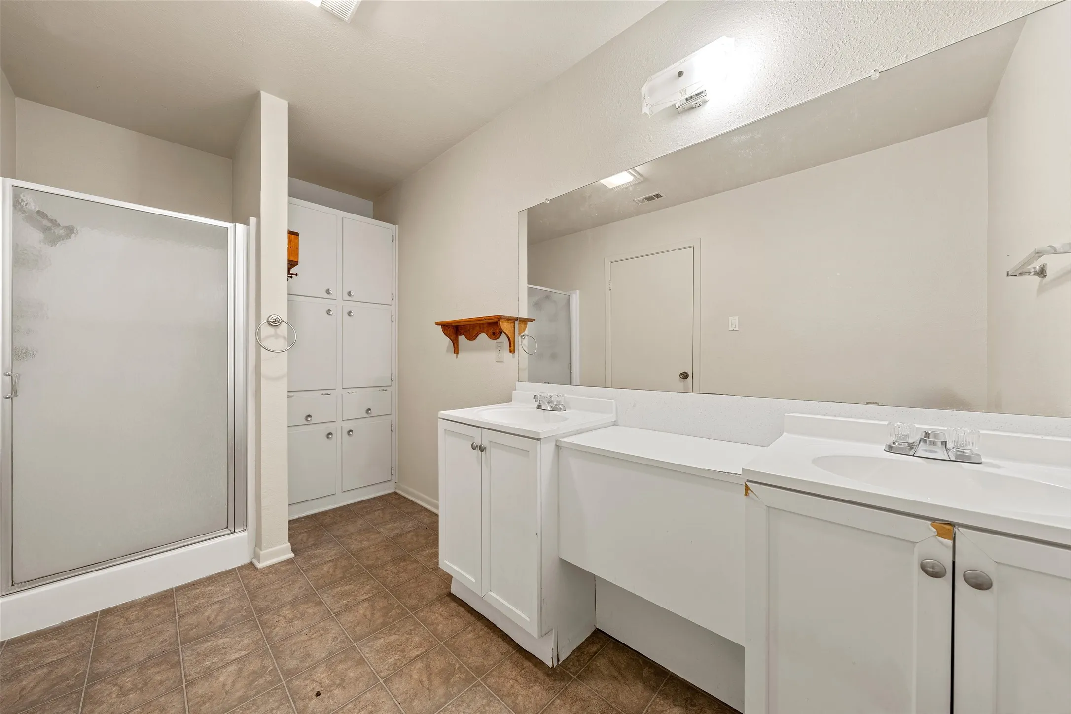 Single Family Residence For Sale in Bosque County , 1314 W 9th Street, Clifton, Texas 76634, 2 Bedroom, 2 Bathroom, Garage spaces, 1,317 Sqft, built in 1940, mls#21388270, Real Estate Agent in Clifton, Homes For Sale in Bosque county, Homes For Sale in Clifton, Realtor in Clifton Texas, Real Estate Brokerage Independent Realty Texas, Luminita Cordes Realtor