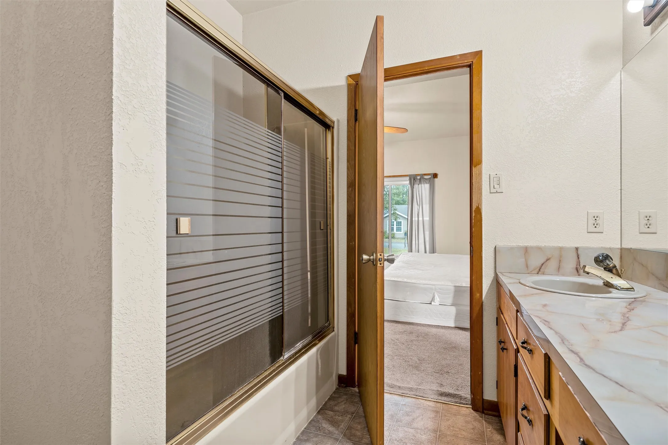 Single Family Residence For Sale in Bosque County , 1314 W 9th Street, Clifton, Texas 76634, 2 Bedroom, 2 Bathroom, Garage spaces, 1,317 Sqft, built in 1940, mls#21388270, Real Estate Agent in Clifton, Homes For Sale in Bosque county, Homes For Sale in Clifton, Realtor in Clifton Texas, Real Estate Brokerage Independent Realty Texas, Luminita Cordes Realtor