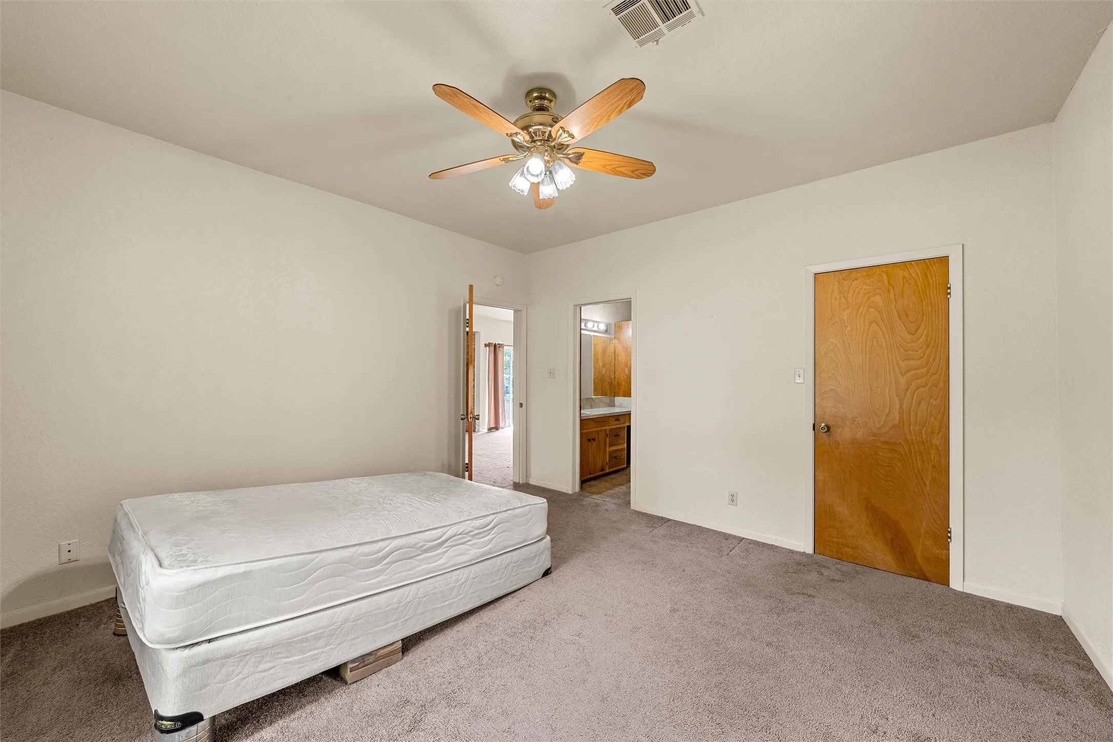 Single Family Residence For Sale in Bosque County , 1314 W 9th Street, Clifton, Texas 76634, 2 Bedroom, 2 Bathroom, Garage spaces, 1,317 Sqft, built in 1940, mls#21388270, Real Estate Agent in Clifton, Homes For Sale in Bosque county, Homes For Sale in Clifton, Realtor in Clifton Texas, Real Estate Brokerage Independent Realty Texas, Luminita Cordes Realtor