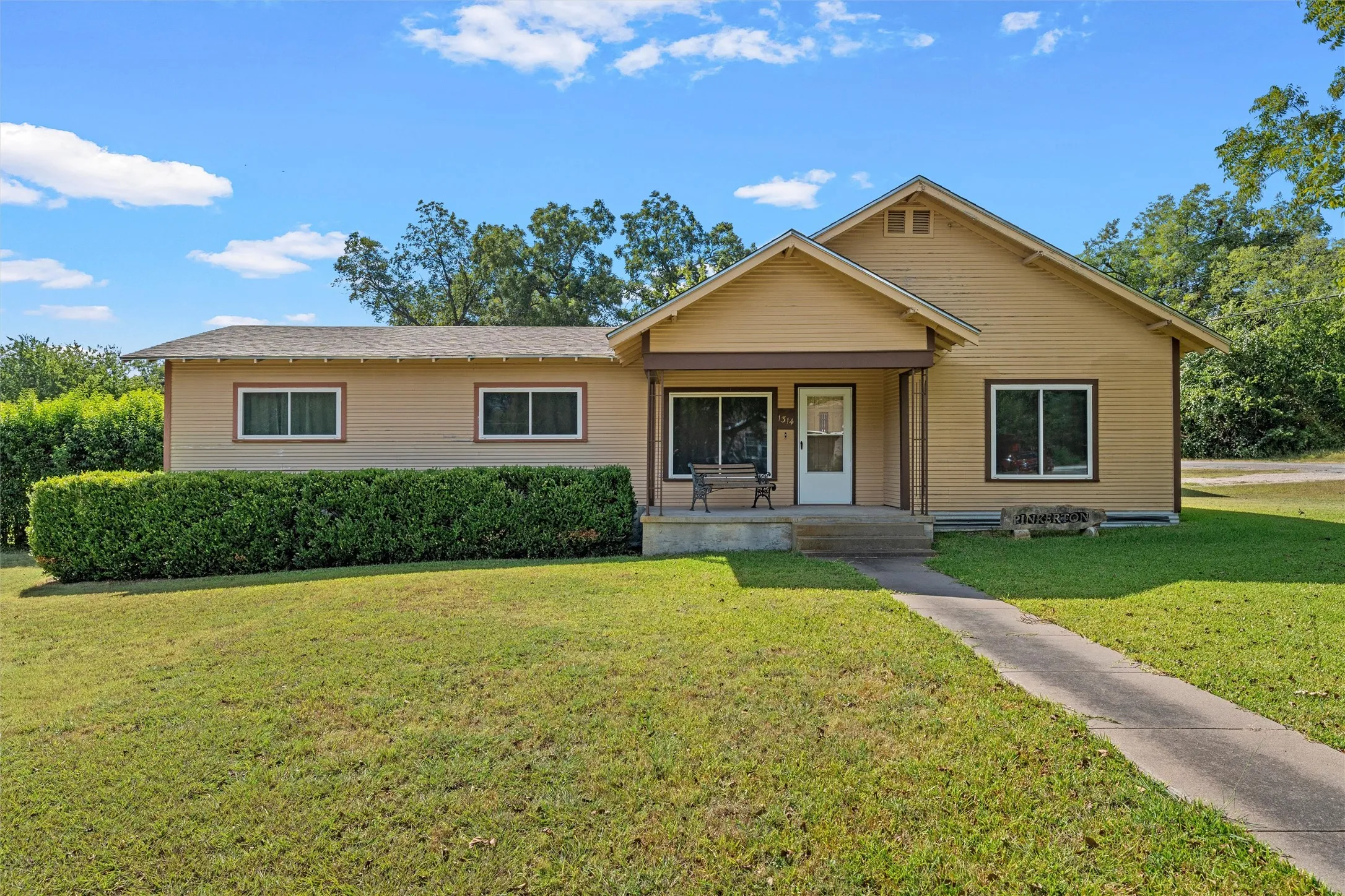 Single Family Residence For Sale in Bosque County , 1314 W 9th Street, Clifton, Texas 76634, 2 Bedroom, 2 Bathroom, Garage spaces, 1,317 Sqft, built in 1940, mls#21388270, Real Estate Agent in Clifton, Homes For Sale in Bosque county, Homes For Sale in Clifton, Realtor in Clifton Texas, Real Estate Brokerage Independent Realty Texas, Luminita Cordes Realtor