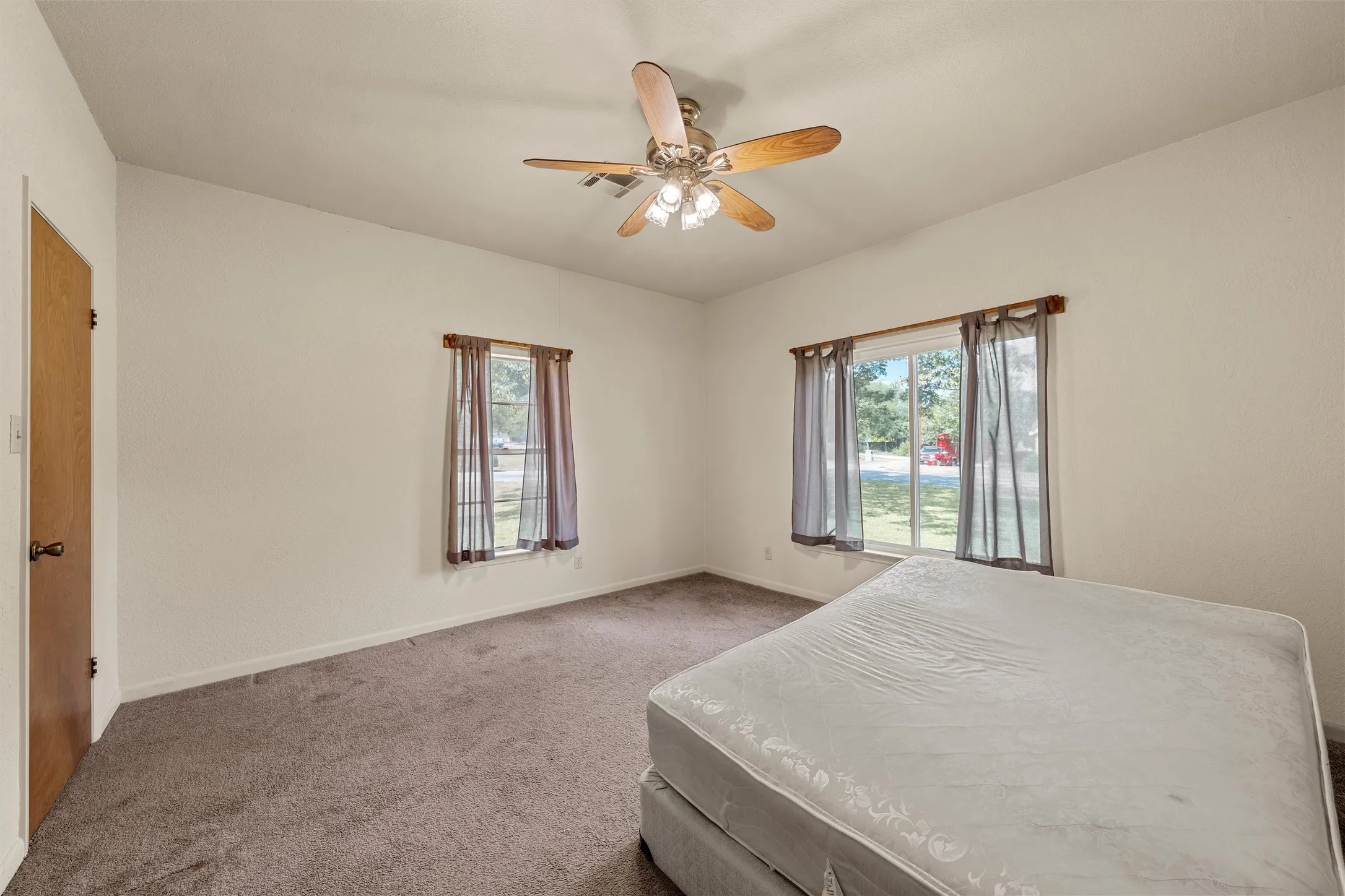 Single Family Residence For Sale in Bosque County , 1314 W 9th Street, Clifton, Texas 76634, 2 Bedroom, 2 Bathroom, Garage spaces, 1,317 Sqft, built in 1940, mls#21388270, Real Estate Agent in Clifton, Homes For Sale in Bosque county, Homes For Sale in Clifton, Realtor in Clifton Texas, Real Estate Brokerage Independent Realty Texas, Luminita Cordes Realtor