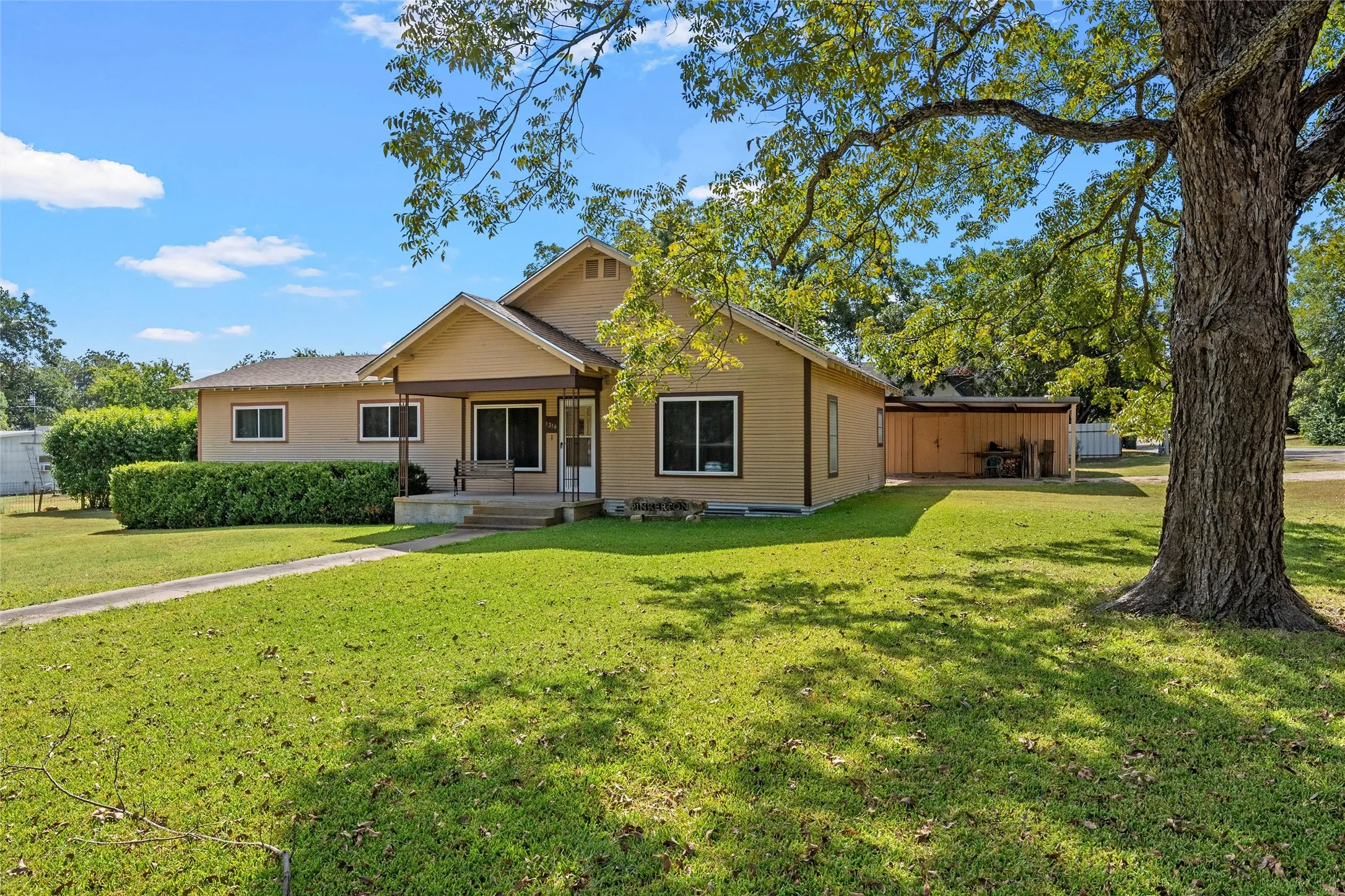 Single Family Residence For Sale in Bosque County , 1314 W 9th Street, Clifton, Texas 76634, 2 Bedroom, 2 Bathroom, Garage spaces, 1,317 Sqft, built in 1940, mls#21388270, Real Estate Agent in Clifton, Homes For Sale in Bosque county, Homes For Sale in Clifton, Realtor in Clifton Texas, Real Estate Brokerage Independent Realty Texas, Luminita Cordes Realtor