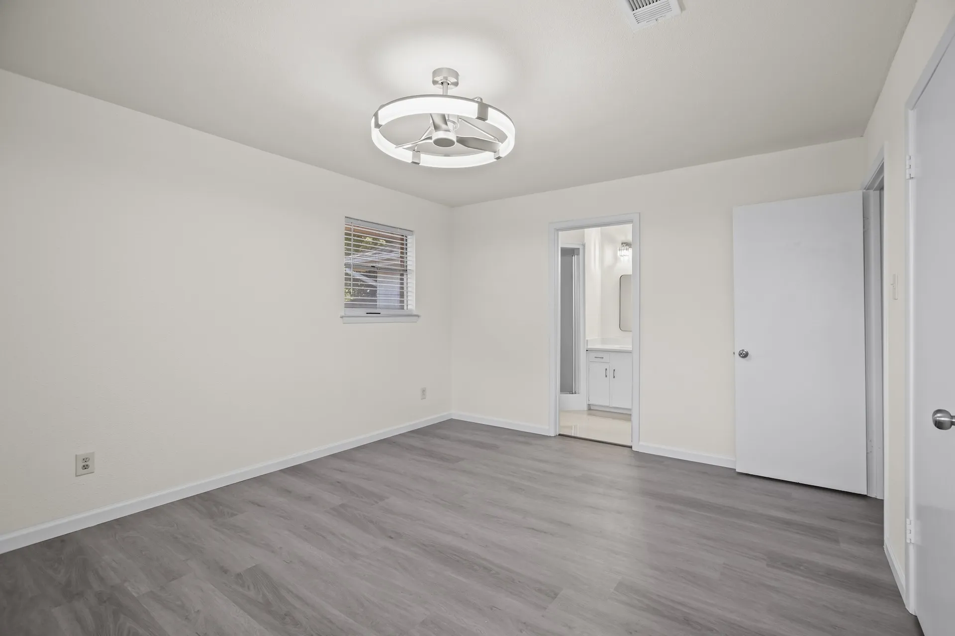 Single Family Residence For Sale in Tarrant County , 1009 Springdale Road, Bedford, Texas 76021, 3 Bedroom, 2 Bathroom, 2 Garage spaces, 1,771 Sqft, built in 1968, mls#21390150, Real Estate Agent in Bedford, Homes For Sale in Tarrant county, Homes For Sale in Bedford, Realtor in Bedford Texas, Real Estate Brokerage Independent Realty Texas, Luminita Cordes Realtor