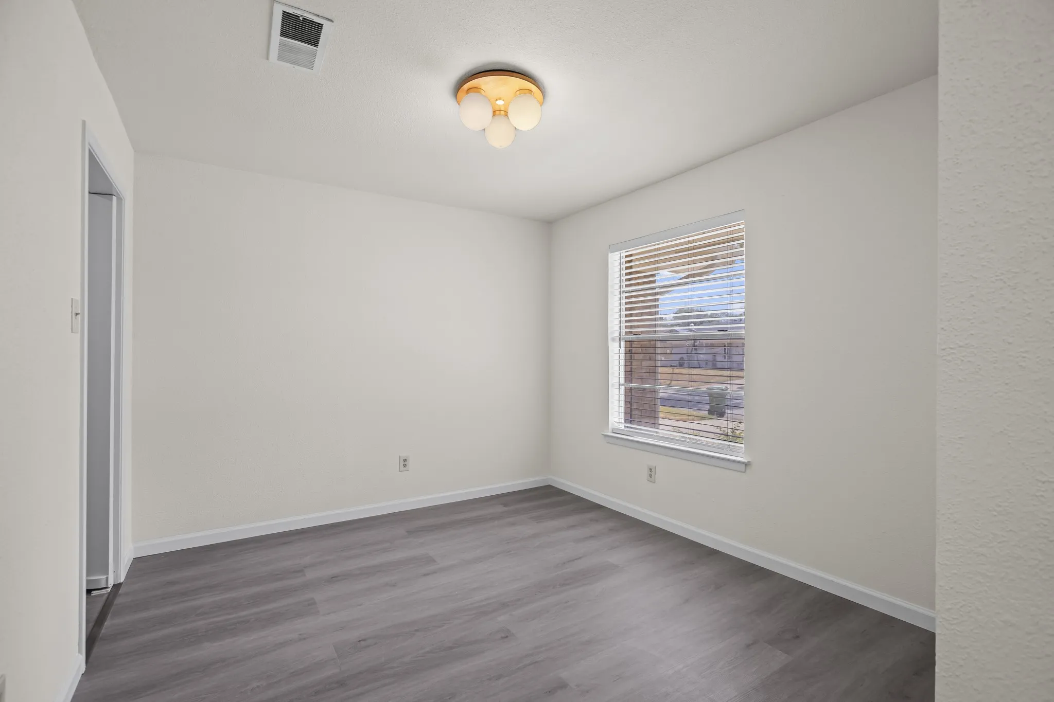 Single Family Residence For Sale in Tarrant County , 1009 Springdale Road, Bedford, Texas 76021, 3 Bedroom, 2 Bathroom, 2 Garage spaces, 1,771 Sqft, built in 1968, mls#21390150, Real Estate Agent in Bedford, Homes For Sale in Tarrant county, Homes For Sale in Bedford, Realtor in Bedford Texas, Real Estate Brokerage Independent Realty Texas, Luminita Cordes Realtor
