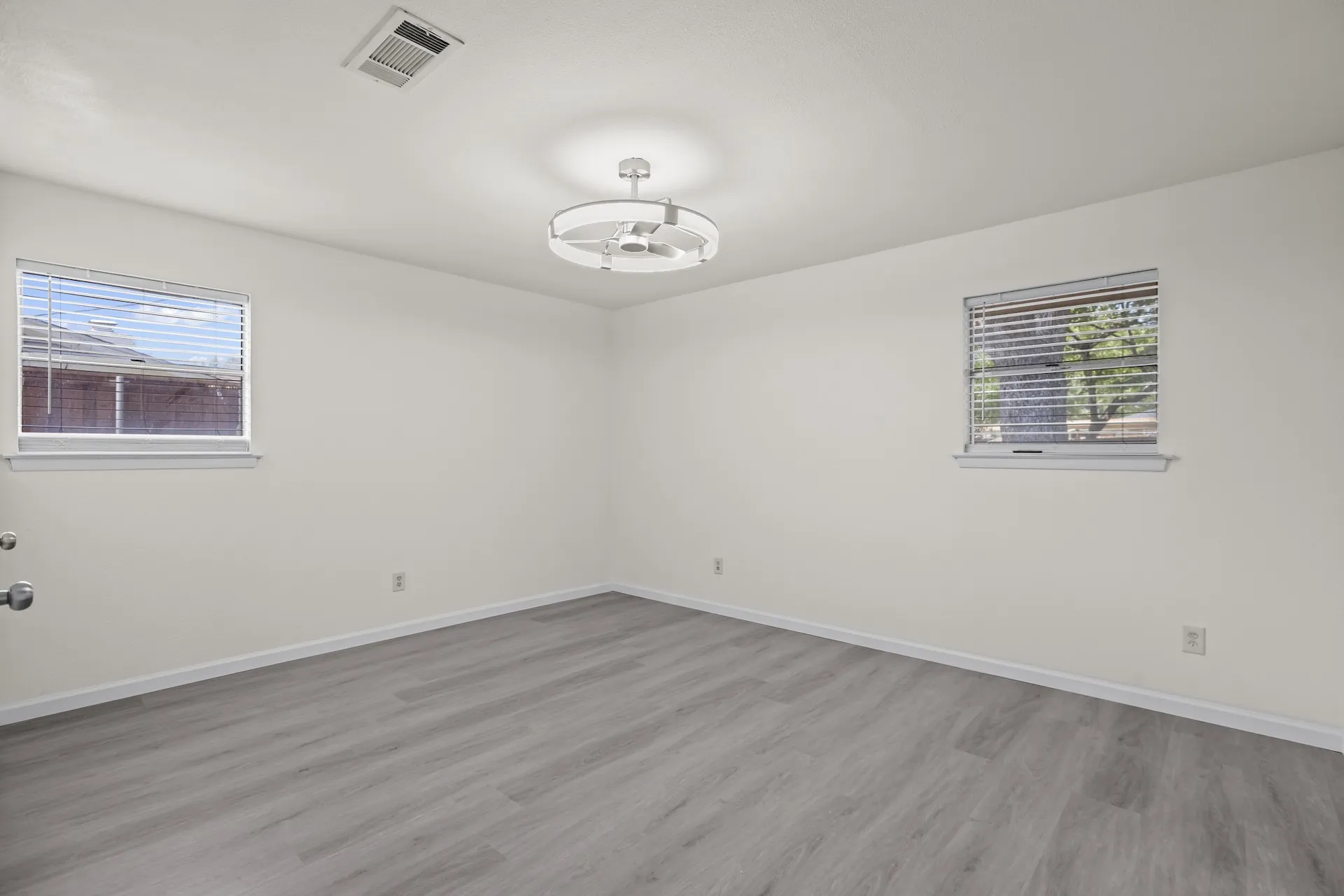 Single Family Residence For Sale in Tarrant County , 1009 Springdale Road, Bedford, Texas 76021, 3 Bedroom, 2 Bathroom, 2 Garage spaces, 1,771 Sqft, built in 1968, mls#21390150, Real Estate Agent in Bedford, Homes For Sale in Tarrant county, Homes For Sale in Bedford, Realtor in Bedford Texas, Real Estate Brokerage Independent Realty Texas, Luminita Cordes Realtor