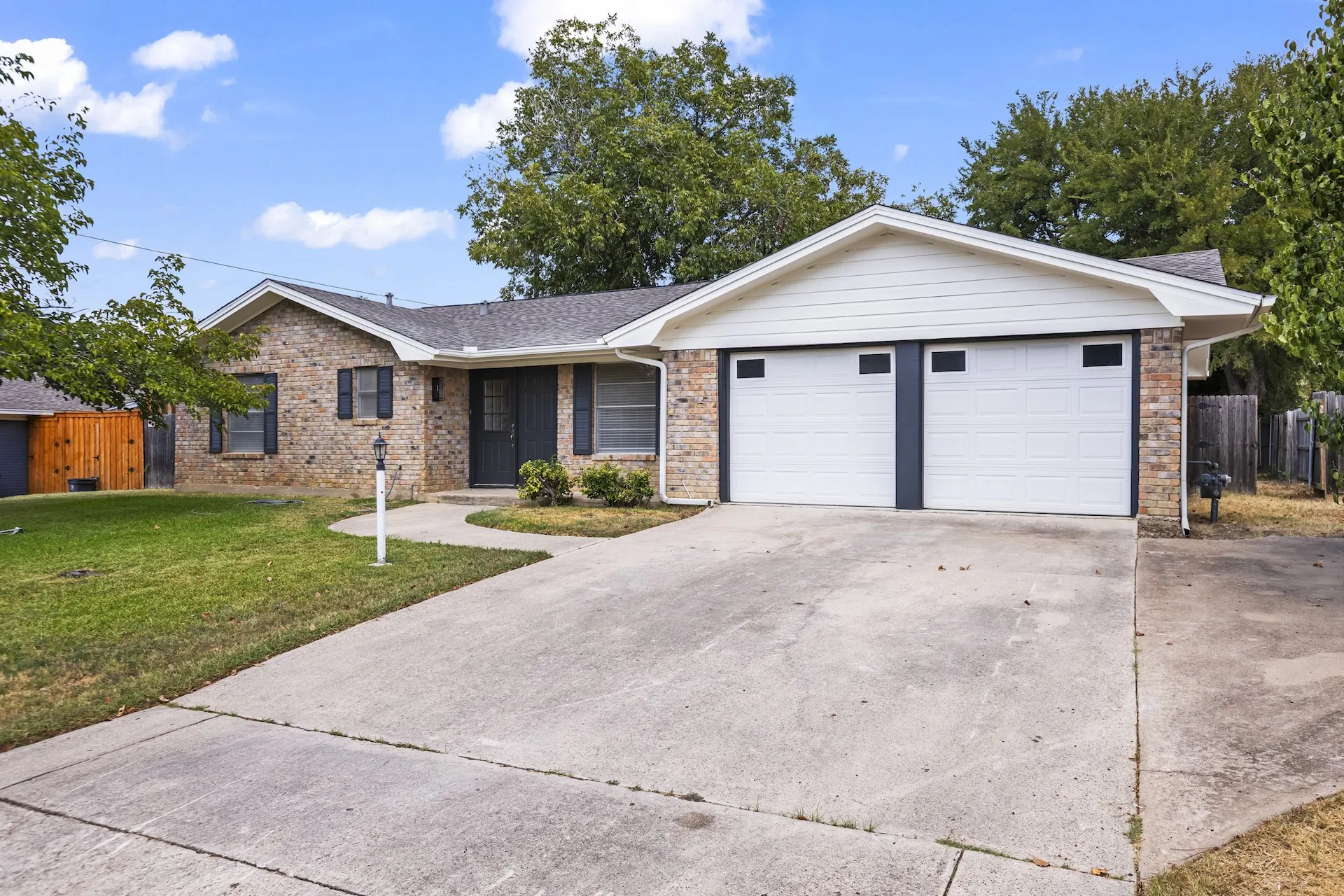 Single Family Residence For Sale in Tarrant County , 1009 Springdale Road, Bedford, Texas 76021, 3 Bedroom, 2 Bathroom, 2 Garage spaces, 1,771 Sqft, built in 1968, mls#21390150, Real Estate Agent in Bedford, Homes For Sale in Tarrant county, Homes For Sale in Bedford, Realtor in Bedford Texas, Real Estate Brokerage Independent Realty Texas, Luminita Cordes Realtor