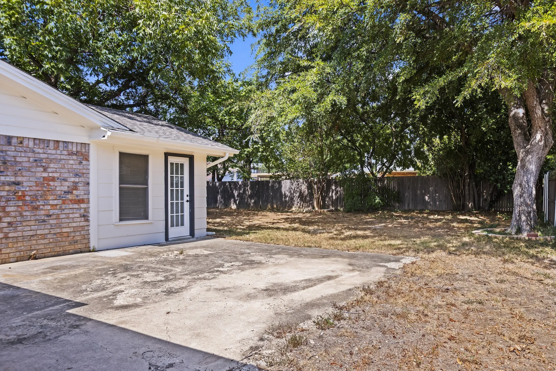 Single Family Residence For Sale in Tarrant County , 1009 Springdale Road, Bedford, Texas 76021, 3 Bedroom, 2 Bathroom, 2 Garage spaces, 1,771 Sqft, built in 1968, mls#21390150, Real Estate Agent in Bedford, Homes For Sale in Tarrant county, Homes For Sale in Bedford, Realtor in Bedford Texas, Real Estate Brokerage Independent Realty Texas, Luminita Cordes Realtor