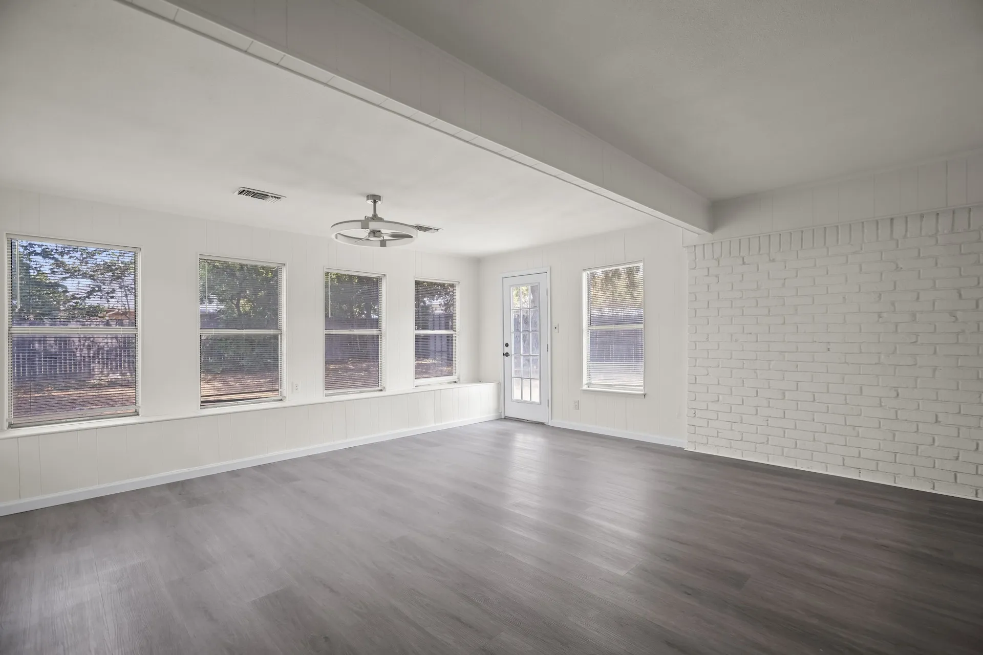 Single Family Residence For Sale in Tarrant County , 1009 Springdale Road, Bedford, Texas 76021, 3 Bedroom, 2 Bathroom, 2 Garage spaces, 1,771 Sqft, built in 1968, mls#21390150, Real Estate Agent in Bedford, Homes For Sale in Tarrant county, Homes For Sale in Bedford, Realtor in Bedford Texas, Real Estate Brokerage Independent Realty Texas, Luminita Cordes Realtor