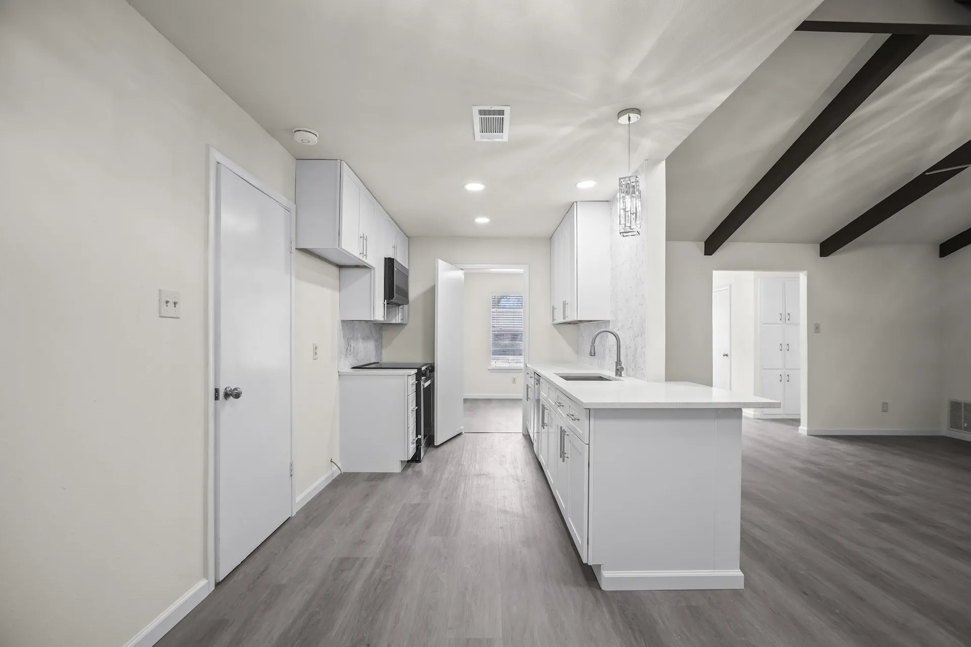 Single Family Residence For Sale in Tarrant County , 1009 Springdale Road, Bedford, Texas 76021, 3 Bedroom, 2 Bathroom, 2 Garage spaces, 1,771 Sqft, built in 1968, mls#21390150, Real Estate Agent in Bedford, Homes For Sale in Tarrant county, Homes For Sale in Bedford, Realtor in Bedford Texas, Real Estate Brokerage Independent Realty Texas, Luminita Cordes Realtor