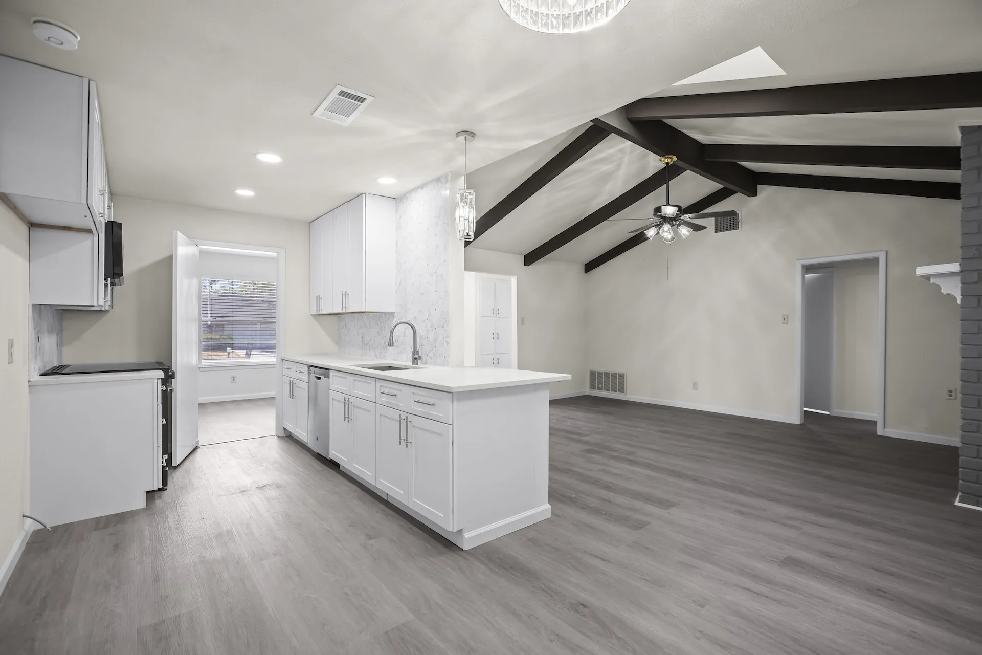 Single Family Residence For Sale in Tarrant County , 1009 Springdale Road, Bedford, Texas 76021, 3 Bedroom, 2 Bathroom, 2 Garage spaces, 1,771 Sqft, built in 1968, mls#21390150, Real Estate Agent in Bedford, Homes For Sale in Tarrant county, Homes For Sale in Bedford, Realtor in Bedford Texas, Real Estate Brokerage Independent Realty Texas, Luminita Cordes Realtor