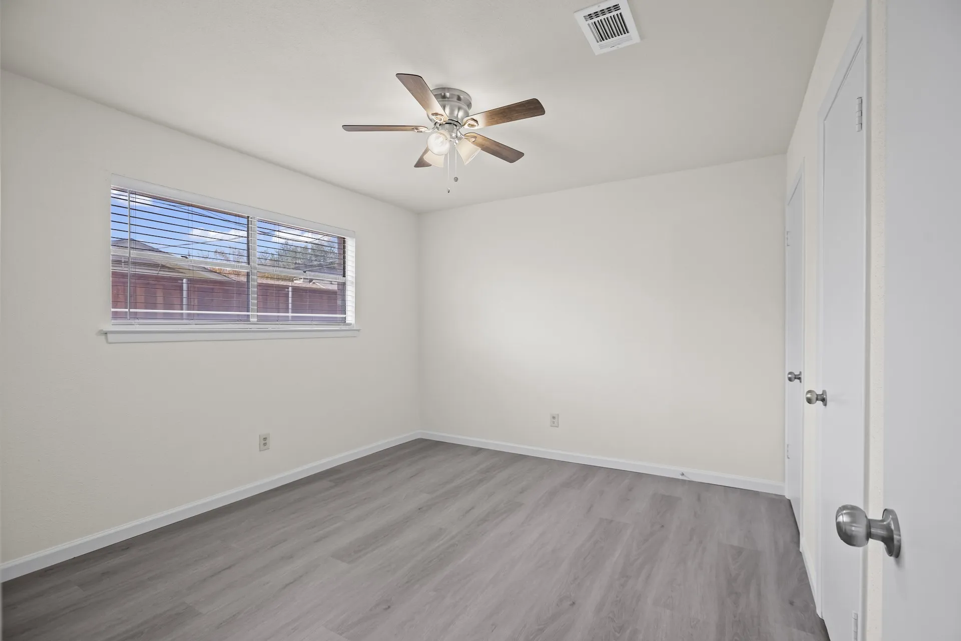 Single Family Residence For Sale in Tarrant County , 1009 Springdale Road, Bedford, Texas 76021, 3 Bedroom, 2 Bathroom, 2 Garage spaces, 1,771 Sqft, built in 1968, mls#21390150, Real Estate Agent in Bedford, Homes For Sale in Tarrant county, Homes For Sale in Bedford, Realtor in Bedford Texas, Real Estate Brokerage Independent Realty Texas, Luminita Cordes Realtor