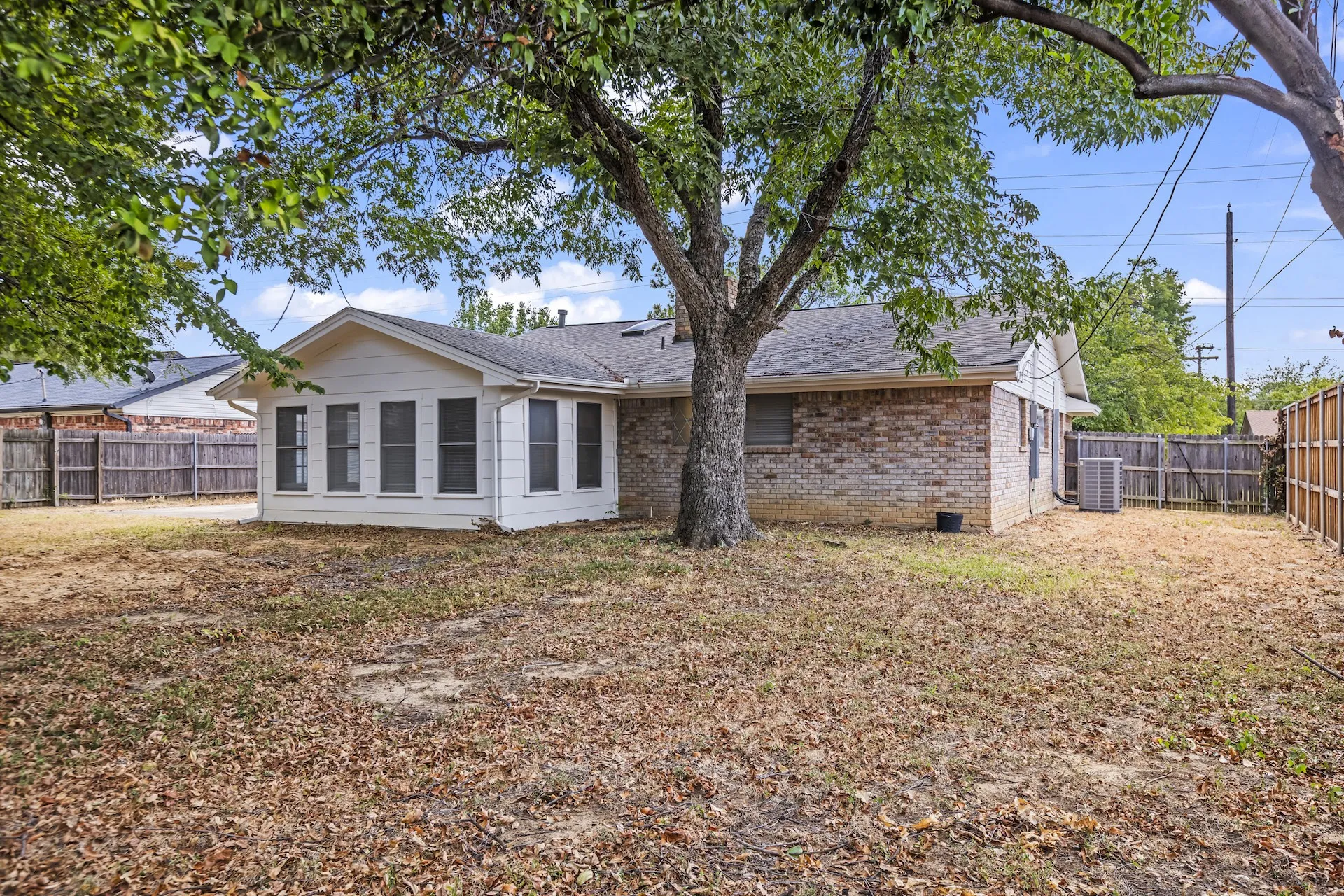 Single Family Residence For Sale in Tarrant County , 1009 Springdale Road, Bedford, Texas 76021, 3 Bedroom, 2 Bathroom, 2 Garage spaces, 1,771 Sqft, built in 1968, mls#21390150, Real Estate Agent in Bedford, Homes For Sale in Tarrant county, Homes For Sale in Bedford, Realtor in Bedford Texas, Real Estate Brokerage Independent Realty Texas, Luminita Cordes Realtor