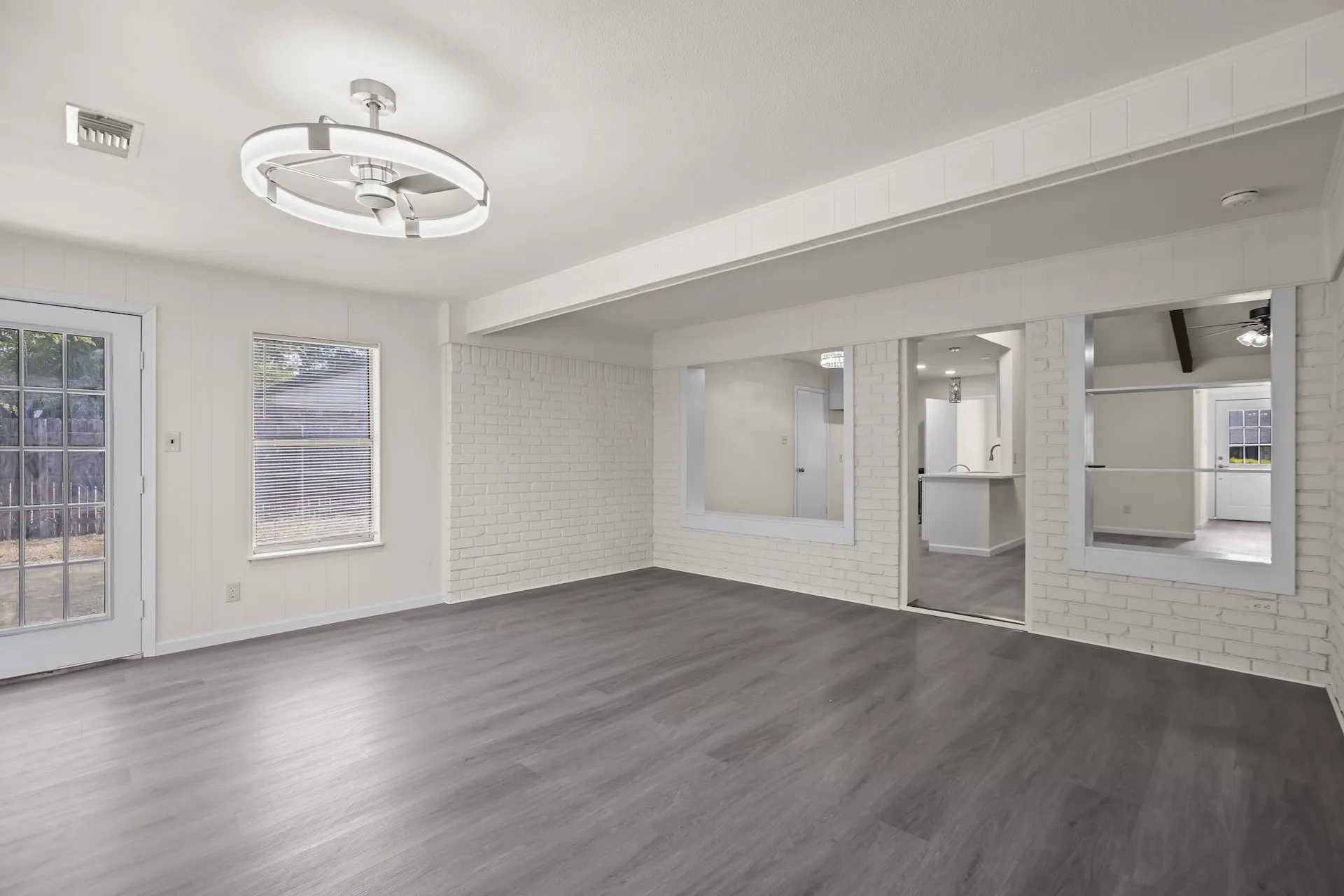 Single Family Residence For Sale in Tarrant County , 1009 Springdale Road, Bedford, Texas 76021, 3 Bedroom, 2 Bathroom, 2 Garage spaces, 1,771 Sqft, built in 1968, mls#21390150, Real Estate Agent in Bedford, Homes For Sale in Tarrant county, Homes For Sale in Bedford, Realtor in Bedford Texas, Real Estate Brokerage Independent Realty Texas, Luminita Cordes Realtor