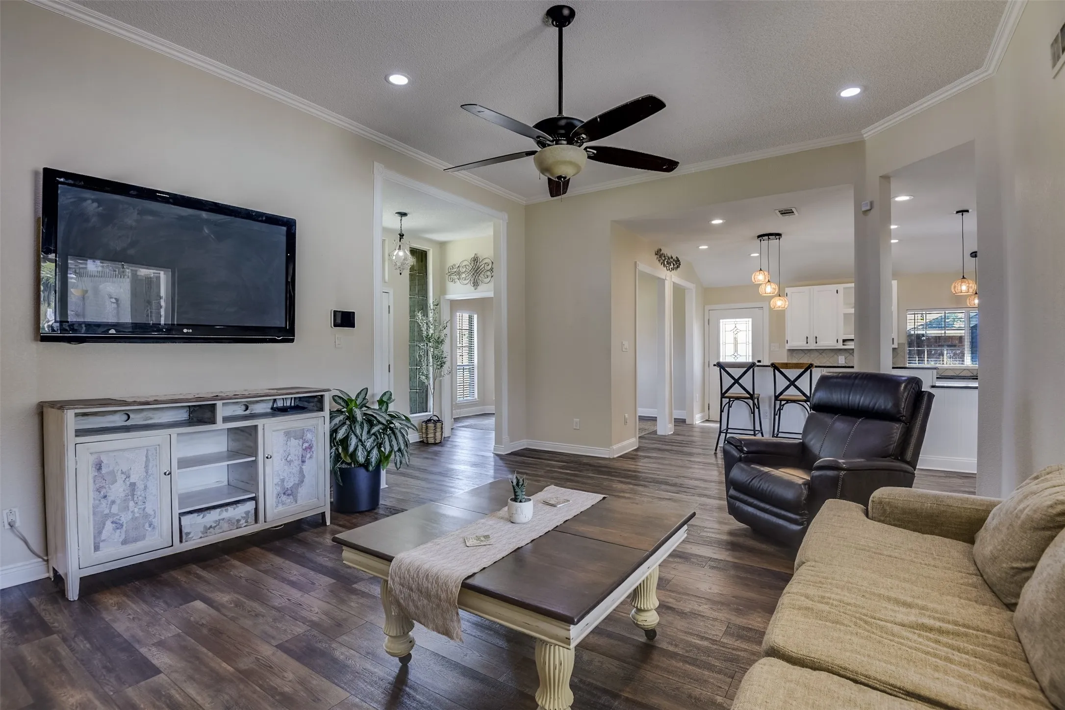 Single Family Residence For Sale in Dallas County , 1501 Osage Trail, Mesquite, Texas 75149, 3 Bedroom, 2 Bathroom, Garage spaces, 2,115 Sqft, built in 1988, mls#21388888, Real Estate Agent in Mesquite, Homes For Sale in Dallas county, Homes For Sale in Mesquite, Realtor in Mesquite Texas, Real Estate Brokerage Independent Realty Texas, Luminita Cordes Realtor