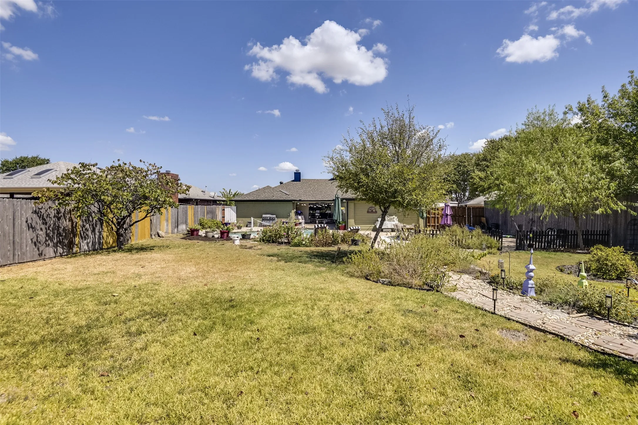 Single Family Residence For Sale in Dallas County , 1501 Osage Trail, Mesquite, Texas 75149, 3 Bedroom, 2 Bathroom, Garage spaces, 2,115 Sqft, built in 1988, mls#21388888, Real Estate Agent in Mesquite, Homes For Sale in Dallas county, Homes For Sale in Mesquite, Realtor in Mesquite Texas, Real Estate Brokerage Independent Realty Texas, Luminita Cordes Realtor