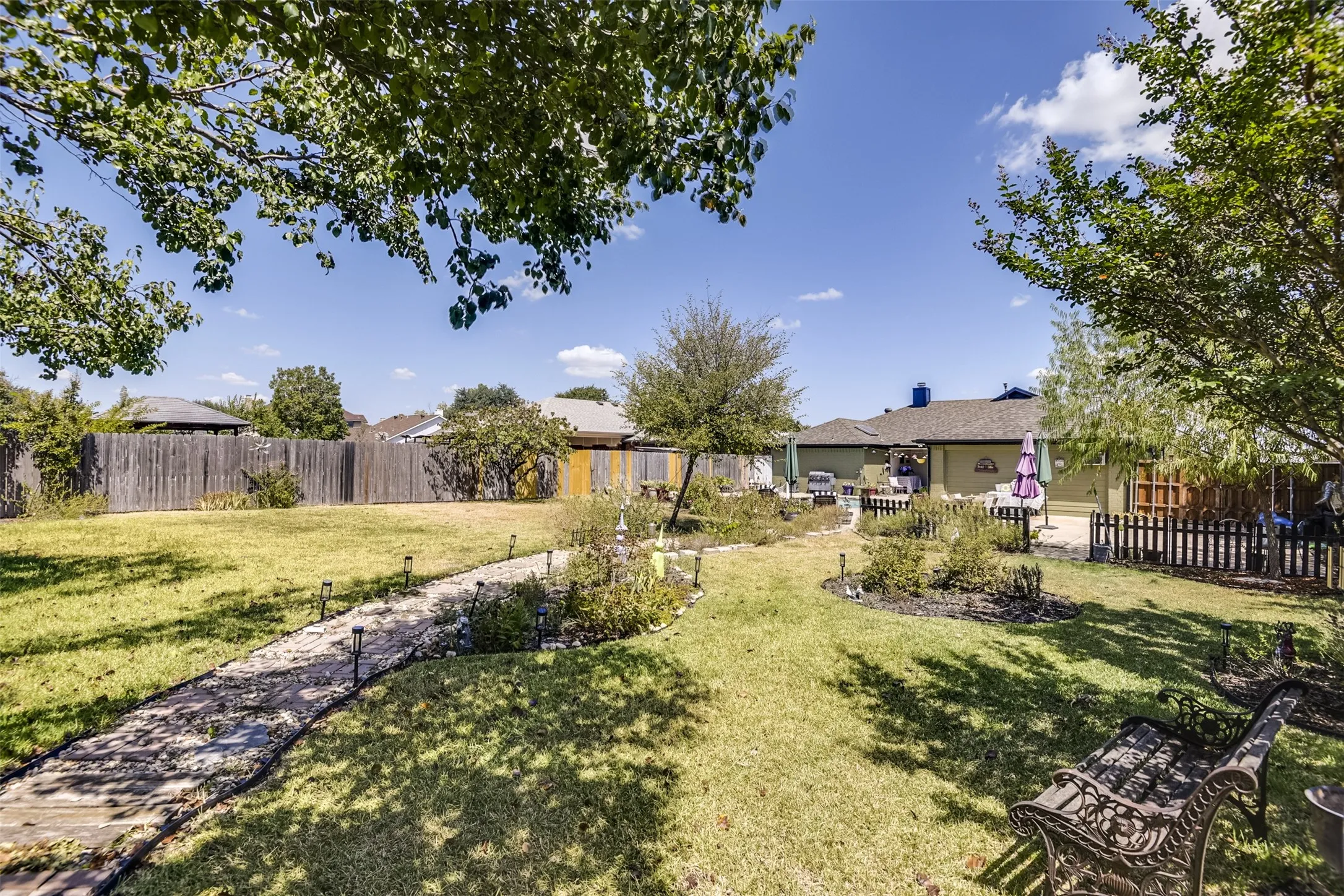 Single Family Residence For Sale in Dallas County , 1501 Osage Trail, Mesquite, Texas 75149, 3 Bedroom, 2 Bathroom, Garage spaces, 2,115 Sqft, built in 1988, mls#21388888, Real Estate Agent in Mesquite, Homes For Sale in Dallas county, Homes For Sale in Mesquite, Realtor in Mesquite Texas, Real Estate Brokerage Independent Realty Texas, Luminita Cordes Realtor