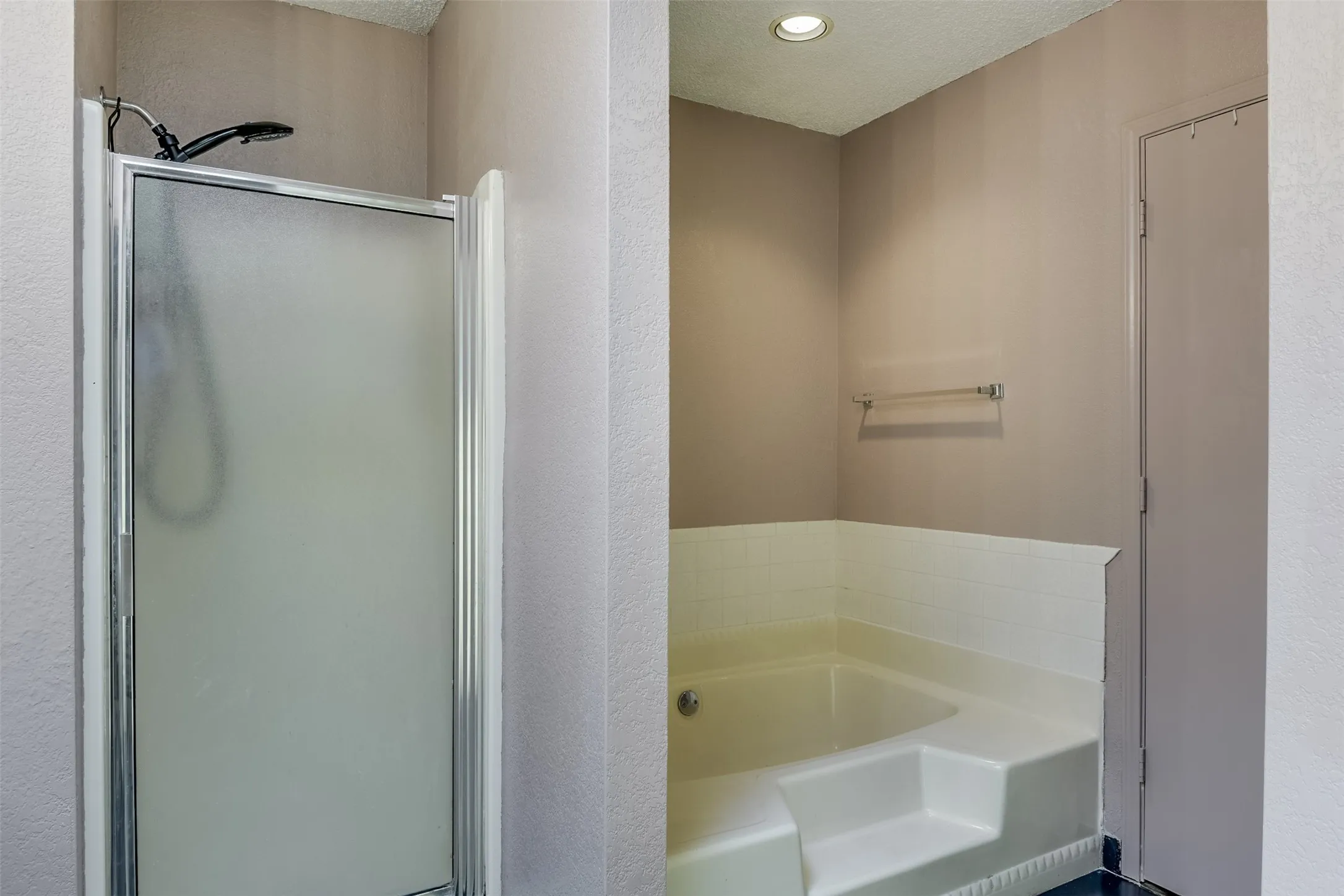 Single Family Residence For Sale in Dallas County , 1501 Osage Trail, Mesquite, Texas 75149, 3 Bedroom, 2 Bathroom, Garage spaces, 2,115 Sqft, built in 1988, mls#21388888, Real Estate Agent in Mesquite, Homes For Sale in Dallas county, Homes For Sale in Mesquite, Realtor in Mesquite Texas, Real Estate Brokerage Independent Realty Texas, Luminita Cordes Realtor