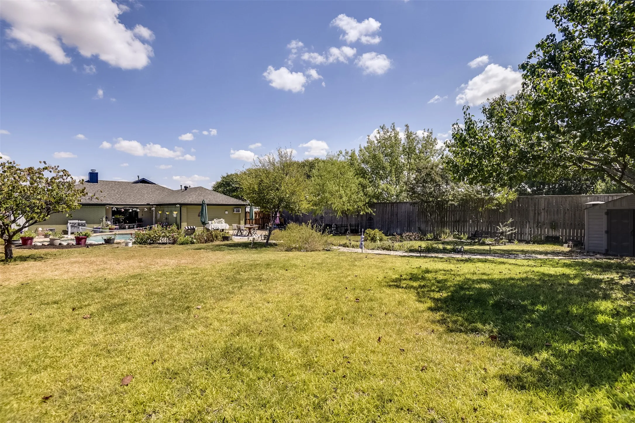 Single Family Residence For Sale in Dallas County , 1501 Osage Trail, Mesquite, Texas 75149, 3 Bedroom, 2 Bathroom, Garage spaces, 2,115 Sqft, built in 1988, mls#21388888, Real Estate Agent in Mesquite, Homes For Sale in Dallas county, Homes For Sale in Mesquite, Realtor in Mesquite Texas, Real Estate Brokerage Independent Realty Texas, Luminita Cordes Realtor