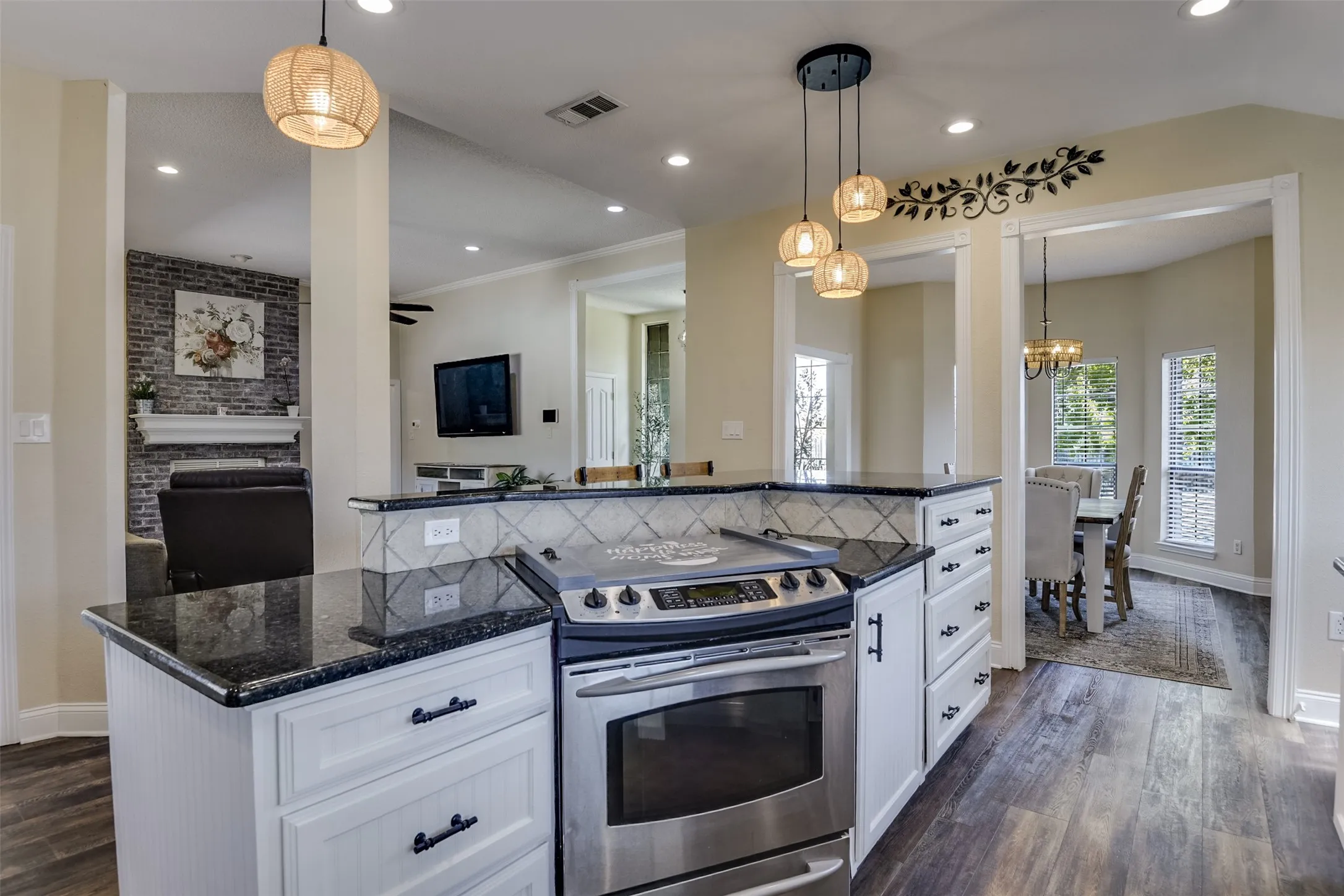 Single Family Residence For Sale in Dallas County , 1501 Osage Trail, Mesquite, Texas 75149, 3 Bedroom, 2 Bathroom, Garage spaces, 2,115 Sqft, built in 1988, mls#21388888, Real Estate Agent in Mesquite, Homes For Sale in Dallas county, Homes For Sale in Mesquite, Realtor in Mesquite Texas, Real Estate Brokerage Independent Realty Texas, Luminita Cordes Realtor