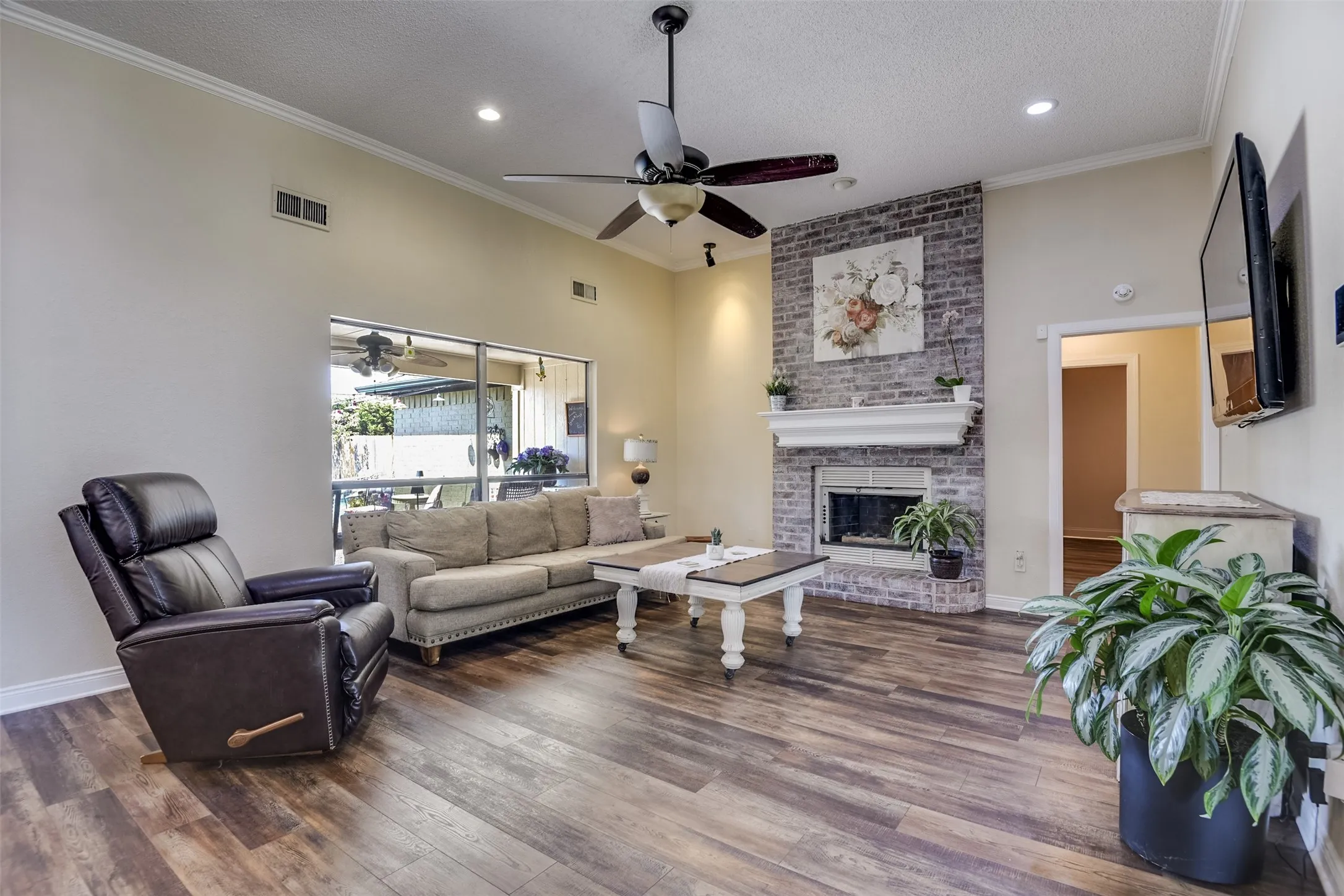 Single Family Residence For Sale in Dallas County , 1501 Osage Trail, Mesquite, Texas 75149, 3 Bedroom, 2 Bathroom, Garage spaces, 2,115 Sqft, built in 1988, mls#21388888, Real Estate Agent in Mesquite, Homes For Sale in Dallas county, Homes For Sale in Mesquite, Realtor in Mesquite Texas, Real Estate Brokerage Independent Realty Texas, Luminita Cordes Realtor