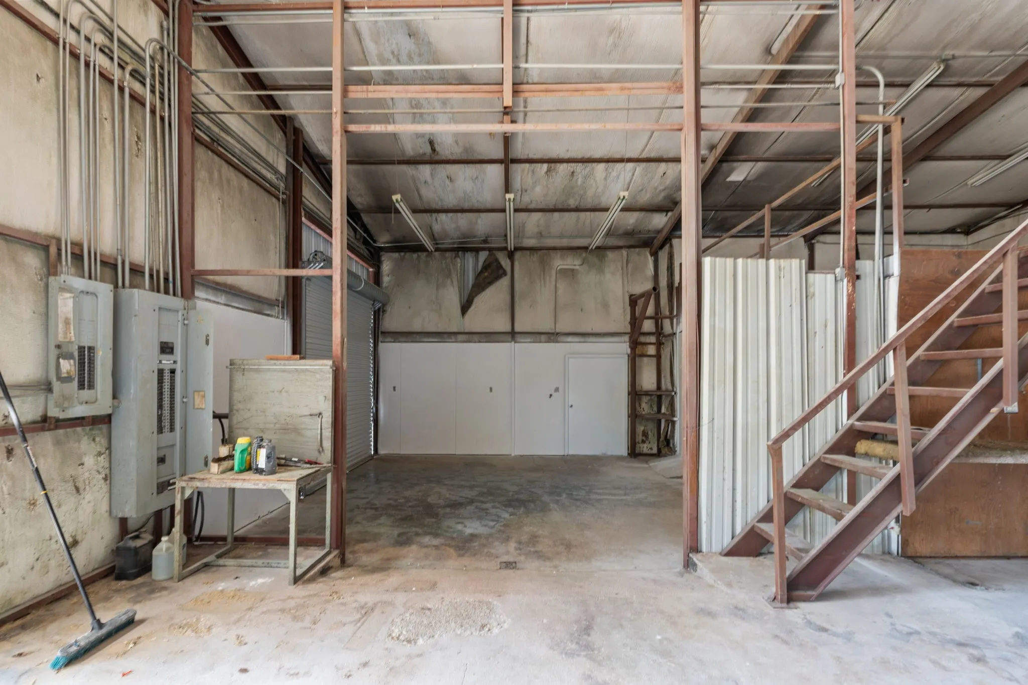 Main workshop includes electrical outlets and compressed-air connections positioned around the work area.