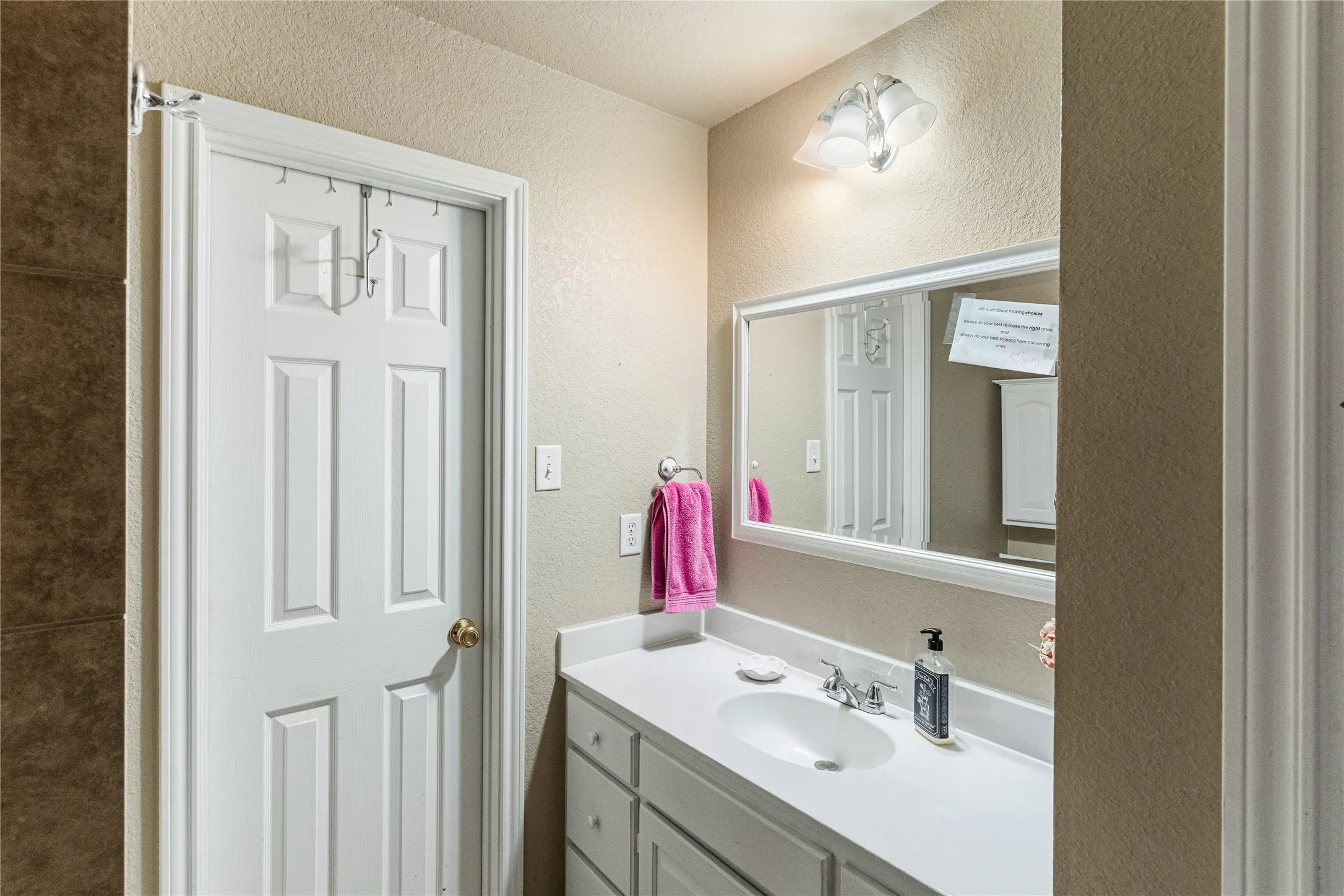 Single Family Residence For Sale in Parker County , 120 Christopher Court, Weatherford, Texas 76088, 5 Bedroom, 3 Bathroom, 2 Garage spaces, 2,068 Sqft, built in 2000, mls#21377906, Real Estate Agent in Weatherford, Homes For Sale in Parker county, Homes For Sale in Weatherford, Realtor in Weatherford Texas, Real Estate Brokerage Independent Realty Texas, Luminita Cordes Realtor