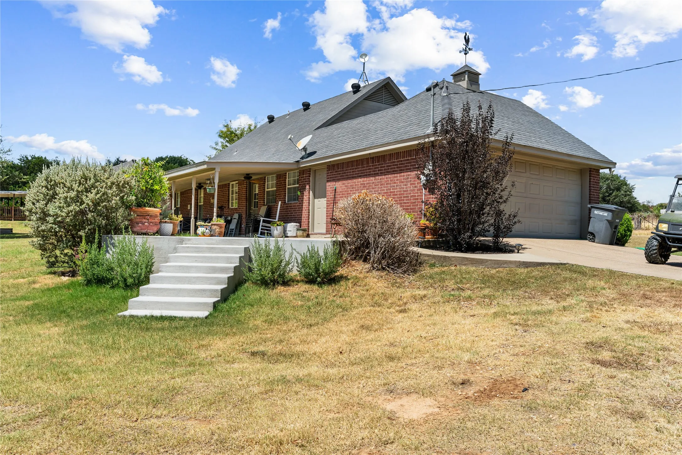 Single Family Residence For Sale in Parker County , 120 Christopher Court, Weatherford, Texas 76088, 5 Bedroom, 3 Bathroom, 2 Garage spaces, 2,068 Sqft, built in 2000, mls#21377906, Real Estate Agent in Weatherford, Homes For Sale in Parker county, Homes For Sale in Weatherford, Realtor in Weatherford Texas, Real Estate Brokerage Independent Realty Texas, Luminita Cordes Realtor