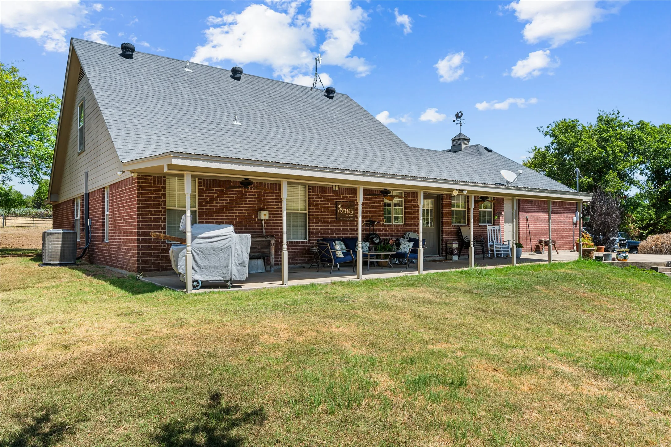 Single Family Residence For Sale in Parker County , 120 Christopher Court, Weatherford, Texas 76088, 5 Bedroom, 3 Bathroom, 2 Garage spaces, 2,068 Sqft, built in 2000, mls#21377906, Real Estate Agent in Weatherford, Homes For Sale in Parker county, Homes For Sale in Weatherford, Realtor in Weatherford Texas, Real Estate Brokerage Independent Realty Texas, Luminita Cordes Realtor