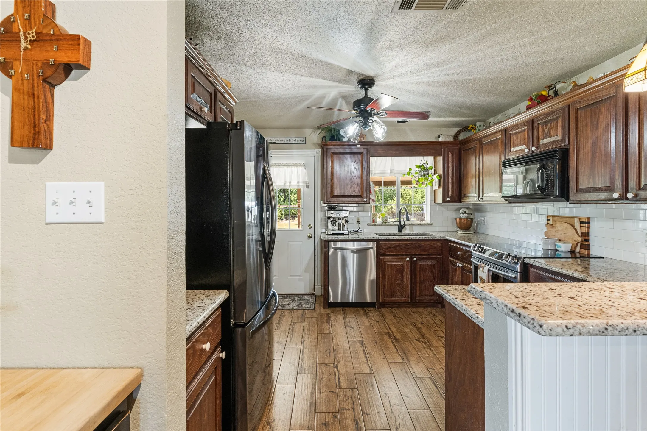 Single Family Residence For Sale in Parker County , 120 Christopher Court, Weatherford, Texas 76088, 5 Bedroom, 3 Bathroom, 2 Garage spaces, 2,068 Sqft, built in 2000, mls#21377906, Real Estate Agent in Weatherford, Homes For Sale in Parker county, Homes For Sale in Weatherford, Realtor in Weatherford Texas, Real Estate Brokerage Independent Realty Texas, Luminita Cordes Realtor